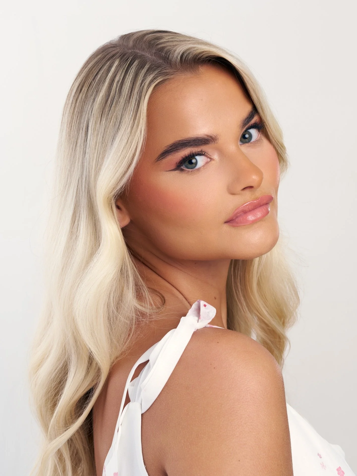 After some bridal makeup inspo&hellip;. I&rsquo;ve got you ladies. 

My signature princess glam on the stunning @ellieatherton_ 

Princess glam is all about those pinky tones, think @charlottetilbury pillow talk pink. 

Stunning for brides having a m