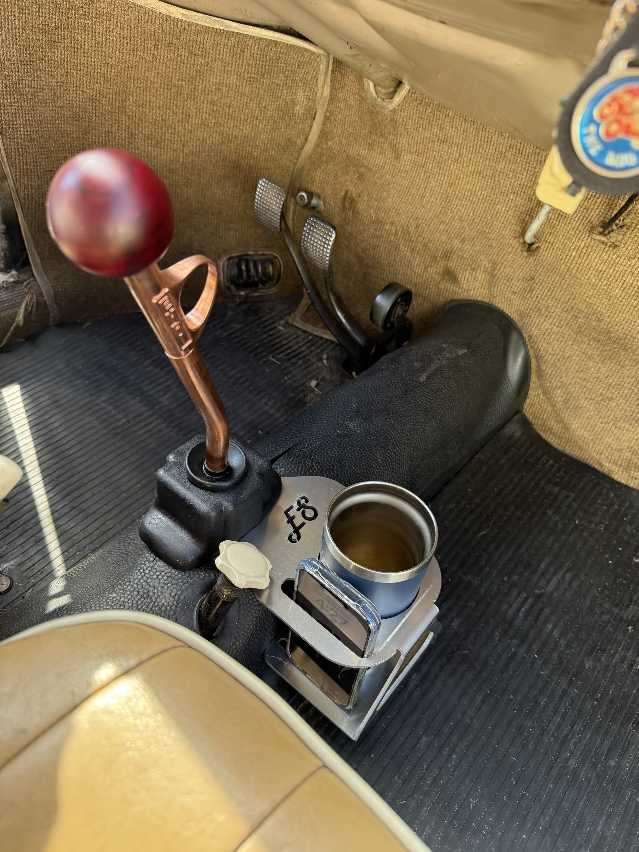 Air-cooled chassis single Phone & Cup holder