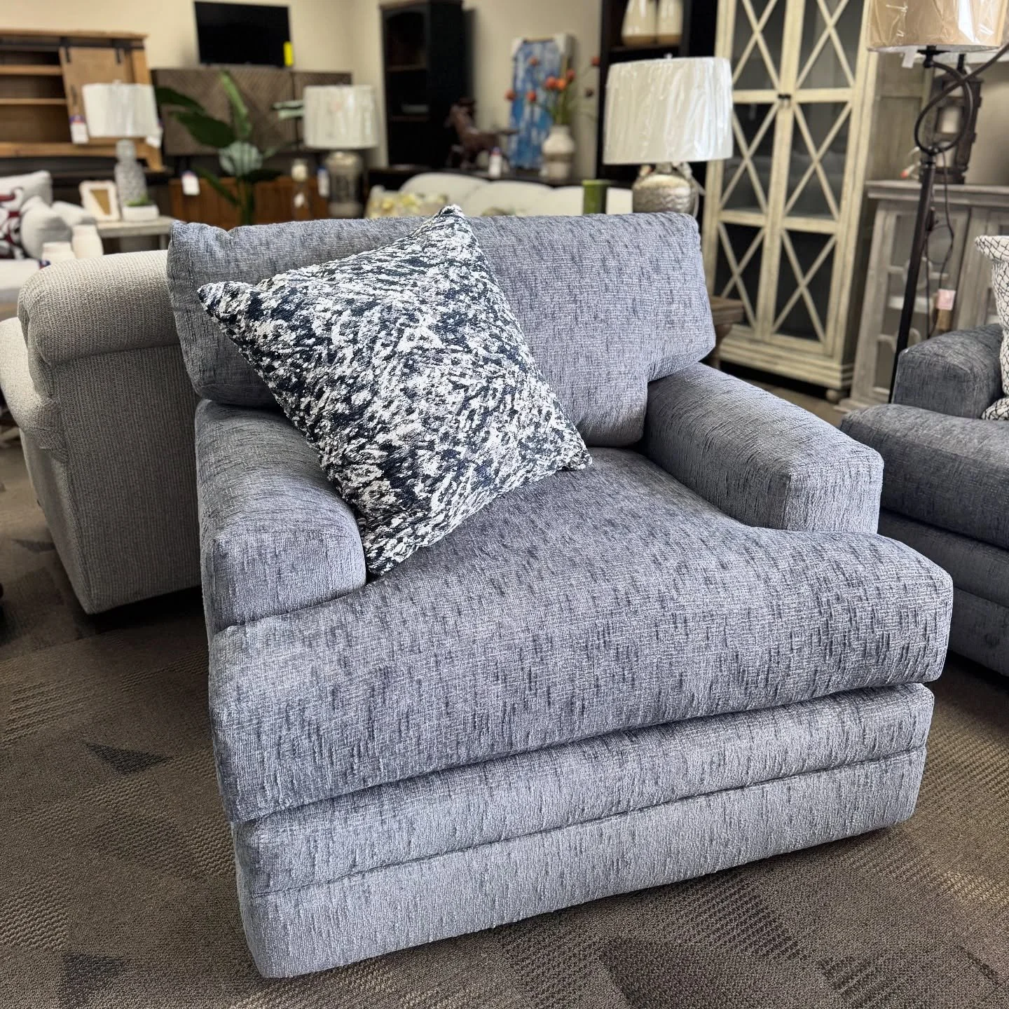 New In! We&rsquo;ve just added a stylish couch with a swivel chair to our showroom. Yes, it swivels! And yes, it&rsquo;s really comfortable. Come try it out in-store and see for yourself.

📍 2675 Lake Rd, Dyersburg, TN

#chandlerfurniture #couch #dy