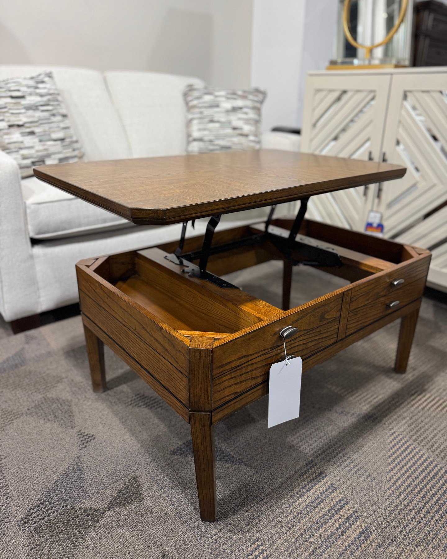 Not your average coffee table 👀 This unique piece does more than just look good, the top lifts up closer to you while you&rsquo;re sitting on the couch, making it perfect for eating, working, or relaxing without leaning forward the whole time.

Bonu