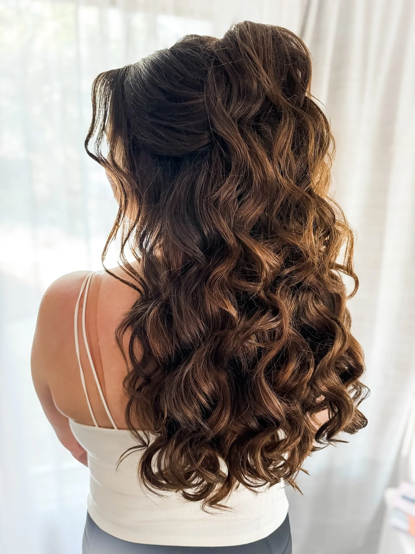 The ever popular half up with a flipped pony!

This style isn&rsquo;t going anywhere so here&rsquo;s a ton of different inspo! 

#njbride #njbridalhair #njbridalhairstylist #halfuphalfdownhairstyle #halfuphalfdown