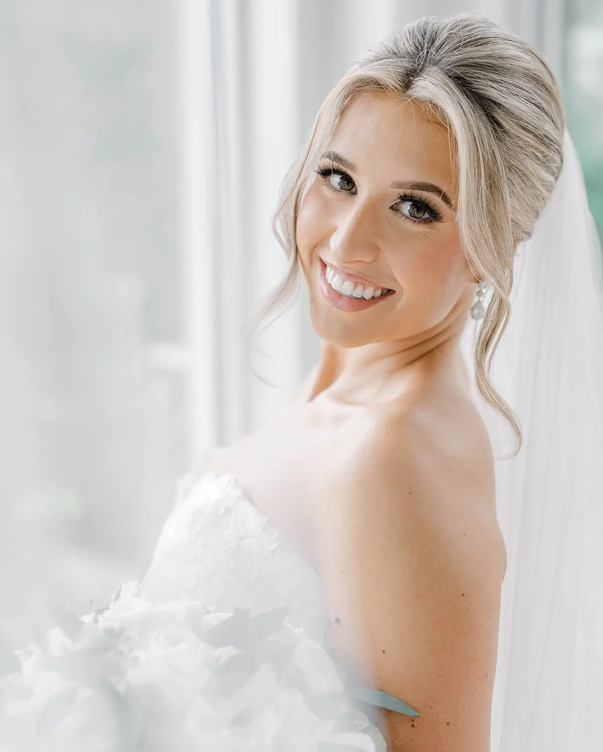 Proof that updos look amazing from the front as well 😍 

Bride - @kayla_patullo 
Makeup- @makeupbymichele_eva 
Venue- @valleyregencynj 

#njbride #njbridalhair #njbridalhairstylist #updospecialist #lowbun #bridalbun
