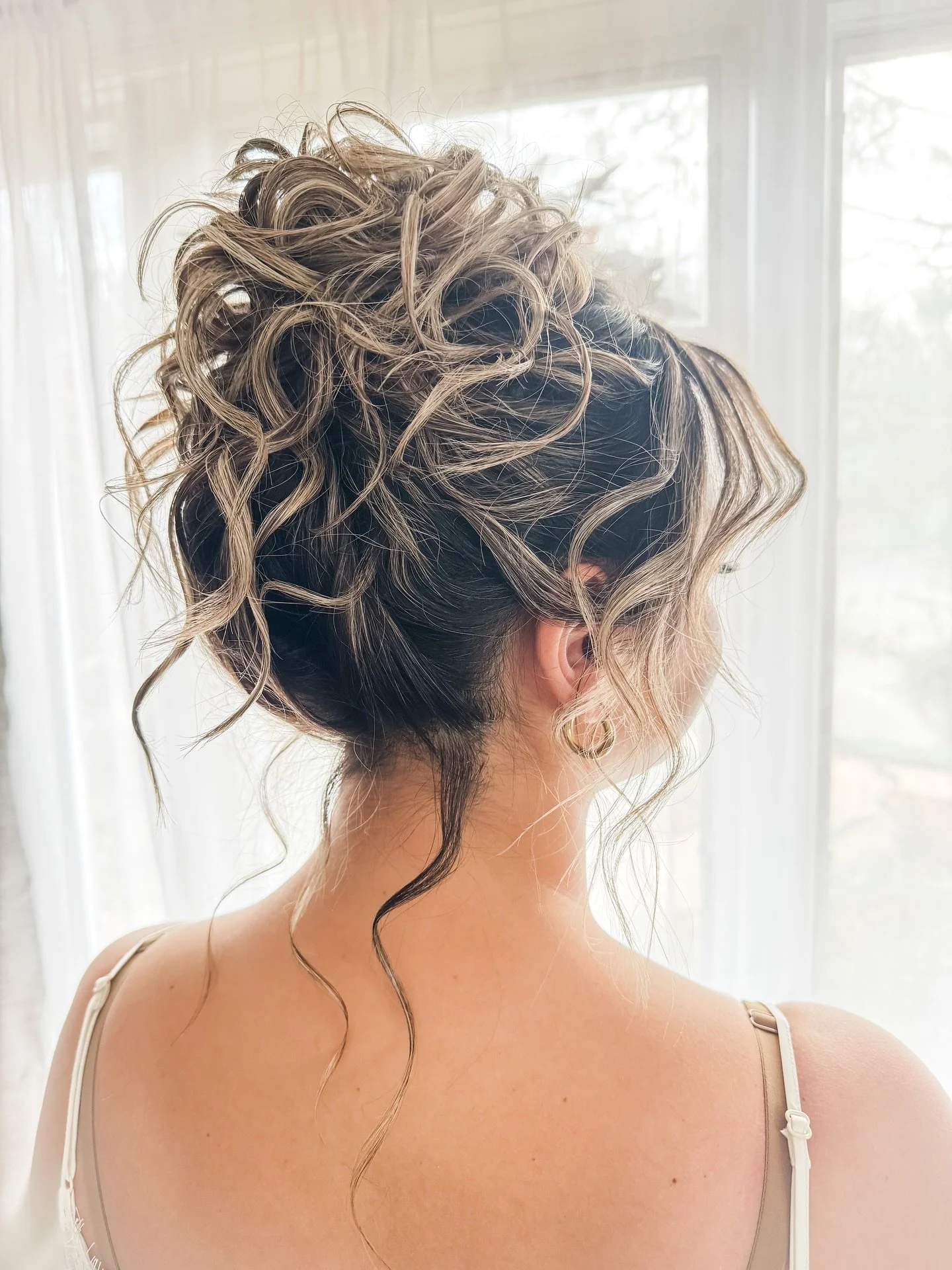 It was about time for a new high updo on the grid!!
Cannot wait to recreate this messy textured high bun for my 2026 bride 🤍

#njbride #njbridalhair #texturedupdo #njbridalhairstylist