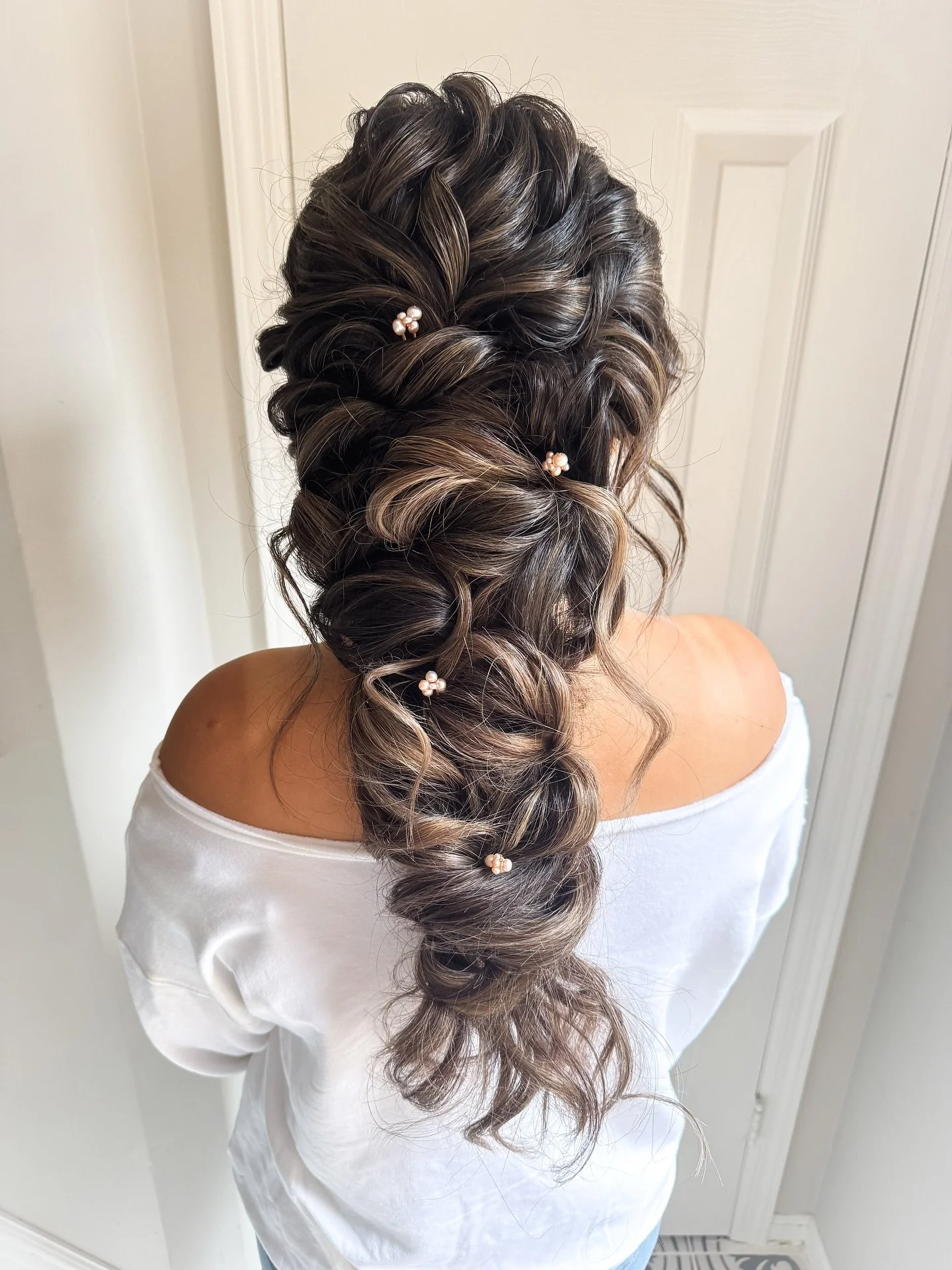I don&rsquo;t get to do them that often, but I really love a good mermaid braid! Especially one with all this texture 😍

It&rsquo;s also all the bride&rsquo;s real hair which is pretty wild!

#mermaidbraid #njbridalhair #njbridalhairstylist