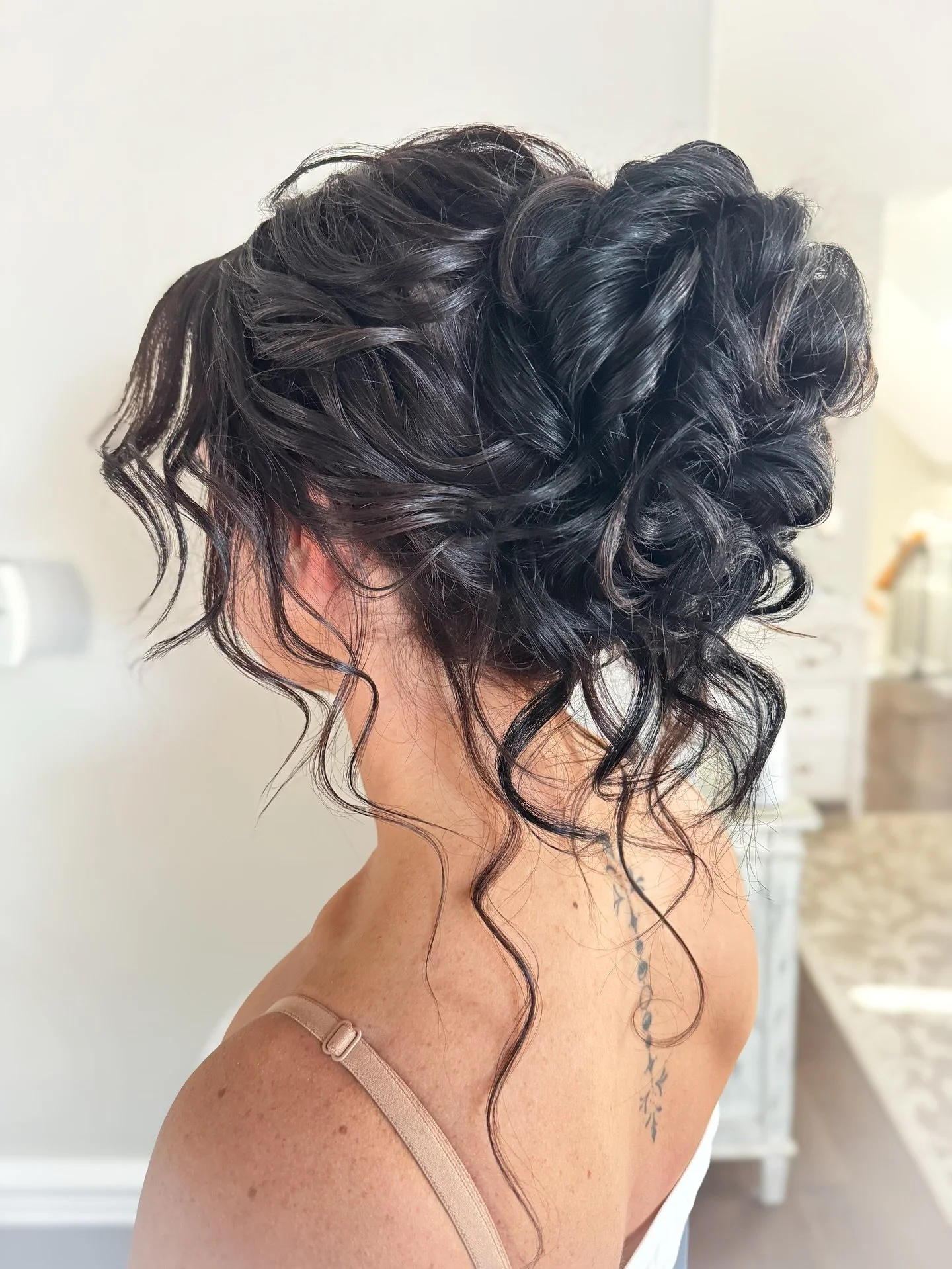 My first bride of 2026 is choosing this unbelievably romantic textured midi bun and I am HERE FOR IT!!

Praying for more of this type of style in the New Year!! 🙏🏼 We photographed the style by itself and then with added floral pins, which way would