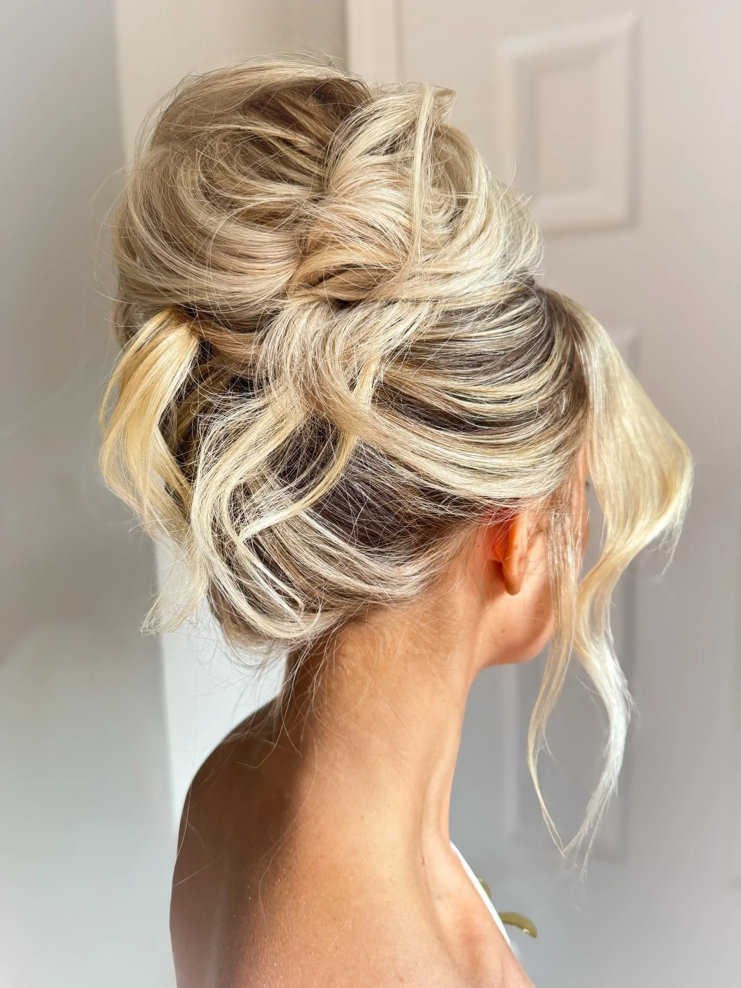When the rehearsal dinner hair is ❤️&zwj;🔥 

So excited to do Brittany&rsquo;s hair for her wedding today!

#hightwist #highbun #highupdo #bridalhairinspo #kimkupdo
