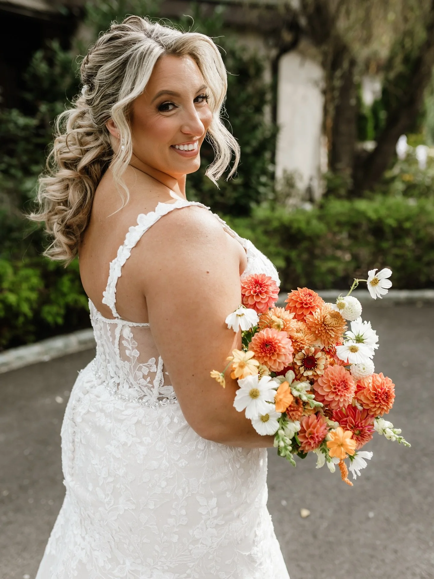 I absolutely love this textured ponytail that my fall bride @ashesleeann requested for her wedding day! 

We had so much in common between the same wedding venue @hotelduvillage and both going to Africa for our honeymoons! It was such a lovely day!

