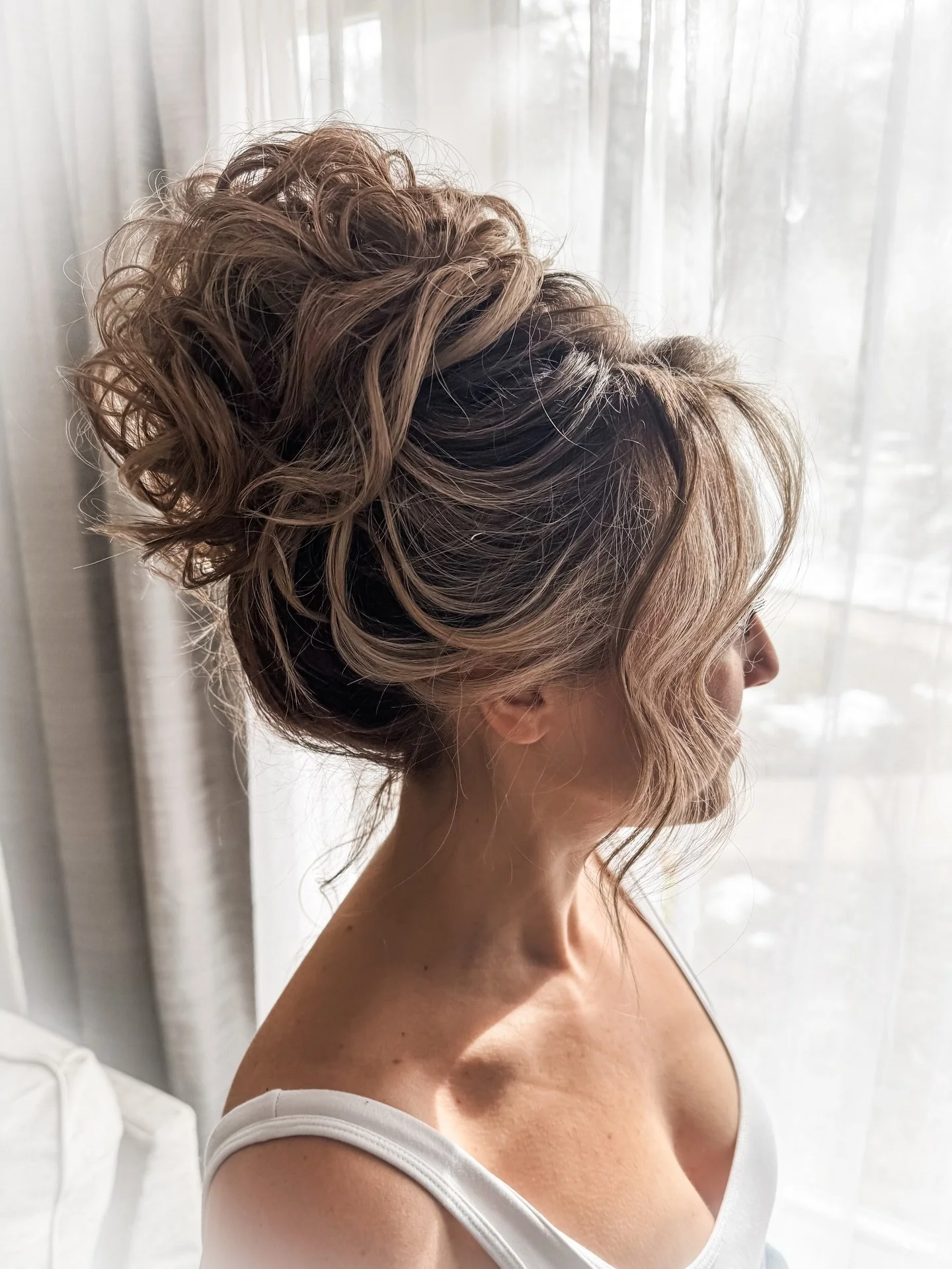 Messy airy texture that still comes across as oh so bridal 😍

NJ bride 
2027 bride
2026 bride
High bun
Textured updo 
NJ bridal hair 
Beautiful hairstyles