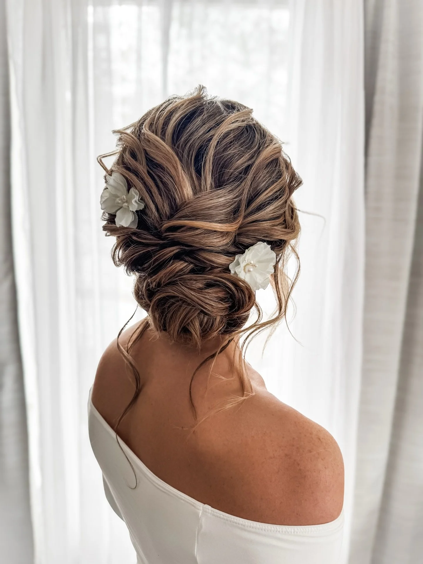 ✨☁️ The dreamiest textured low bun ☁️✨

This was actually the first style I created during my content session with @ashleyyvictorr the other week!

Flower pins by @jaykaybraidsandbridal 

2026 bride 
2027 bride
New Jersey bride
NJ bridal hair 
Bridal