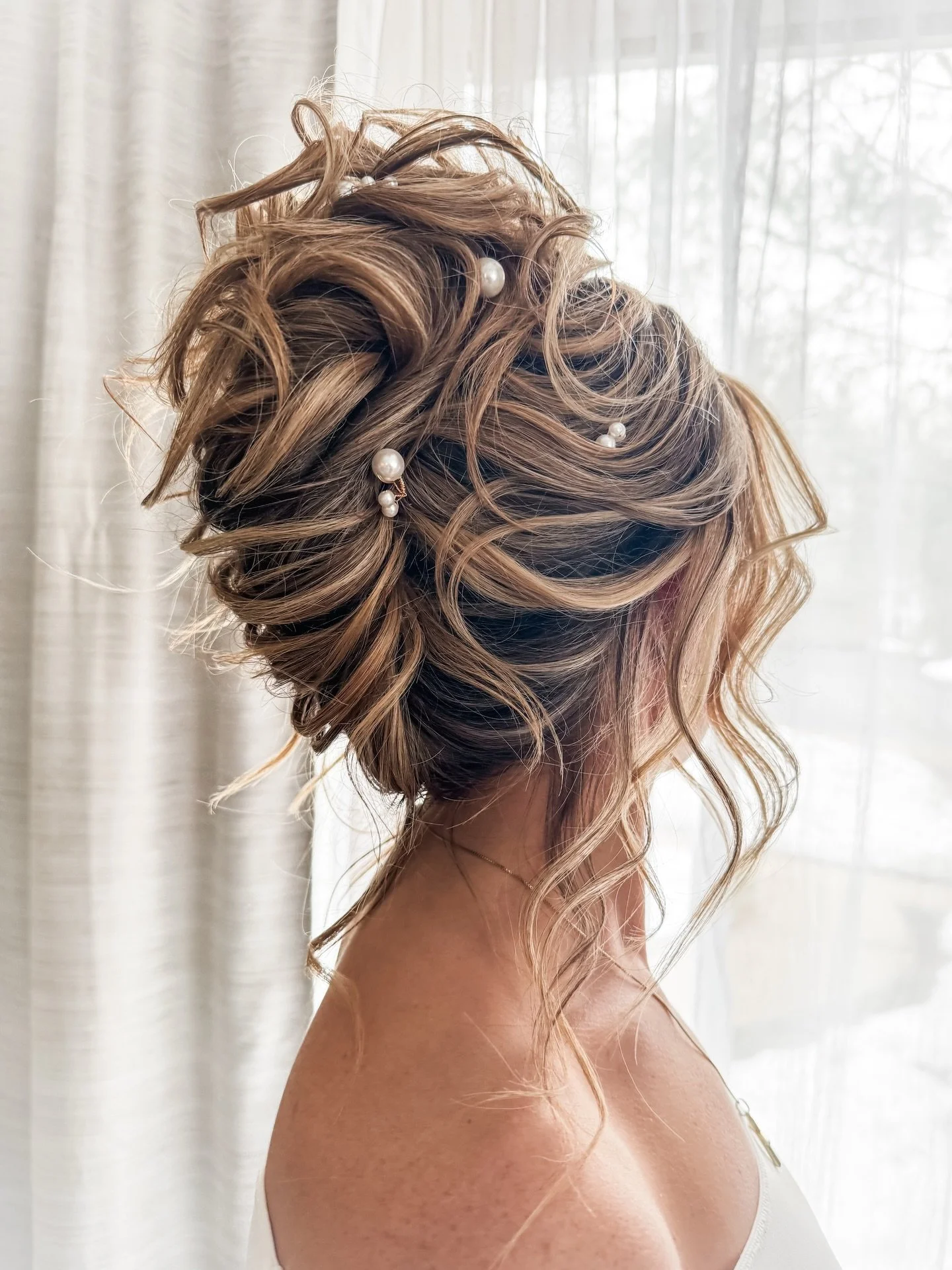 My second submission for @oneshothairawards and it&rsquo;s probably one of my favorites I&rsquo;ve ever done!

The texture, the height, the shape, I just love everything about this one!

Model - @ashleyyvictorr 
Pismo pins - @jaykaybraidsandbridal 

