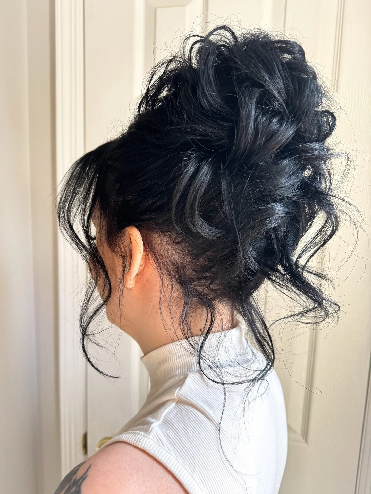 🖤 Piled high sexy messy bun 🖤

Done on very fine hair with added k-tip extensions so this one really required some finesse. I thought we might need to add some clip ins as well but I was so happy with the amount of volume I was able to achieve! Als
