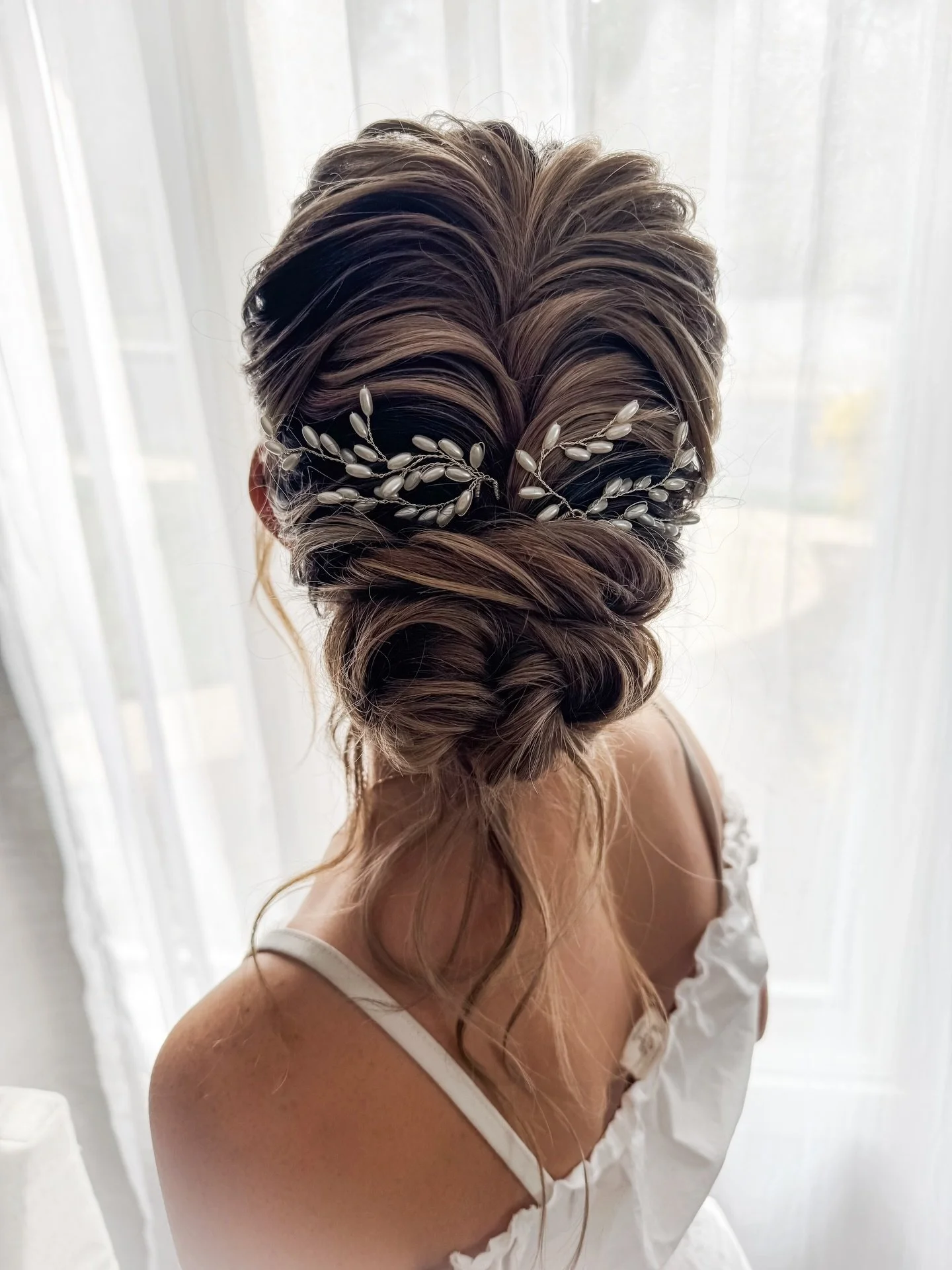 Had no intention of creating this style it just came together organically after the first 2 styles I demoed for my 1:1 class last week. At first I was struggling to make the space between the upper half of the crown and and the bun cohesive and I rea