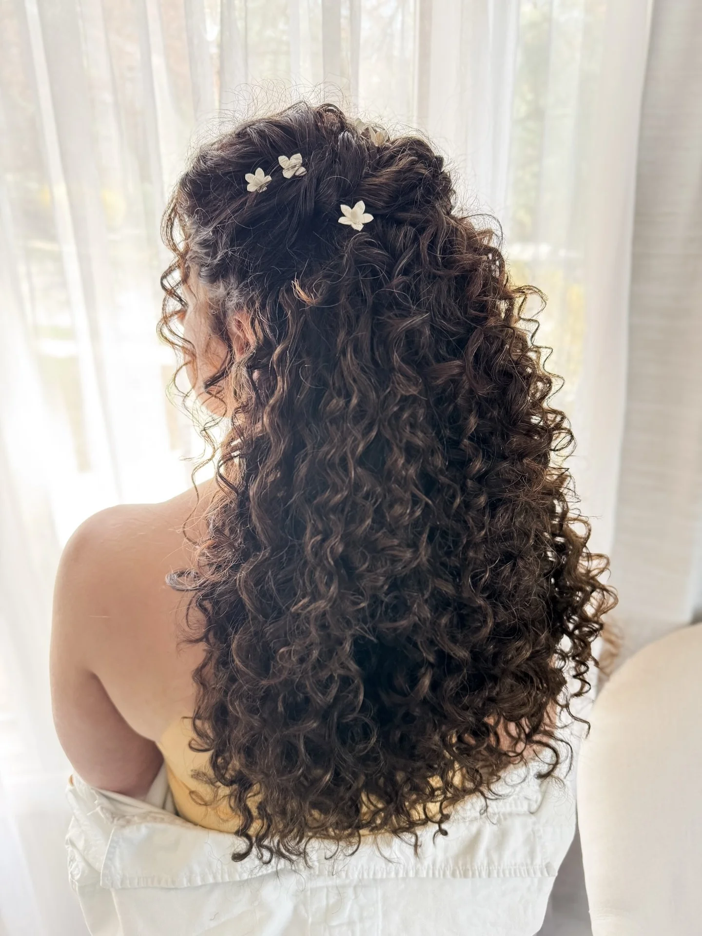Never underestimate the power of extensions! My naturally curly bride Katelyn came in for her original trial not sure if she would want to use extensions for her bridal style, but I immediately knew that extensions would take the half up to a totally