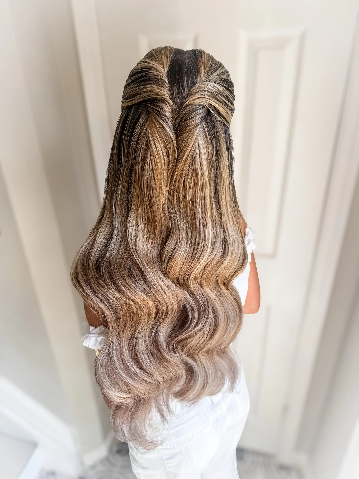 The softest waves with twists ✨

Versions of this style have been trending so hard the last year I finally got to give it a go! 

Model - @ashleyyvictorr 
Extensions - @luxyhair 

2026 bride 
2027 bride 
Half up half down
Soft curls
New Jersey bride 