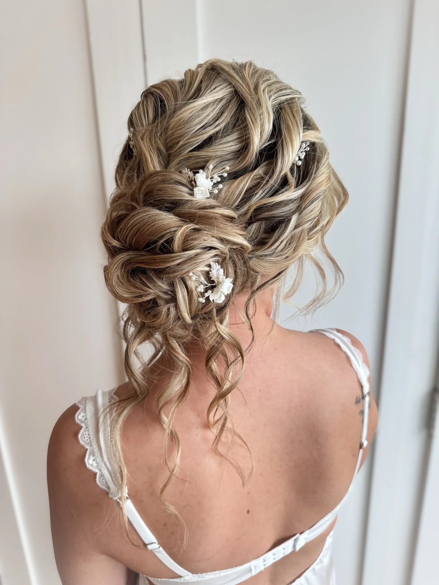 💫 my signature textured low bun 💫

Romantic, soft, detailed but still low maintenance and secure! What more could you want in a bridal hairstyle?

New Jersey bride
Bridal hair inspo 
2026 bride 
2027 bride 
Textured updo
NJ bridal hairstylist 
Wedd