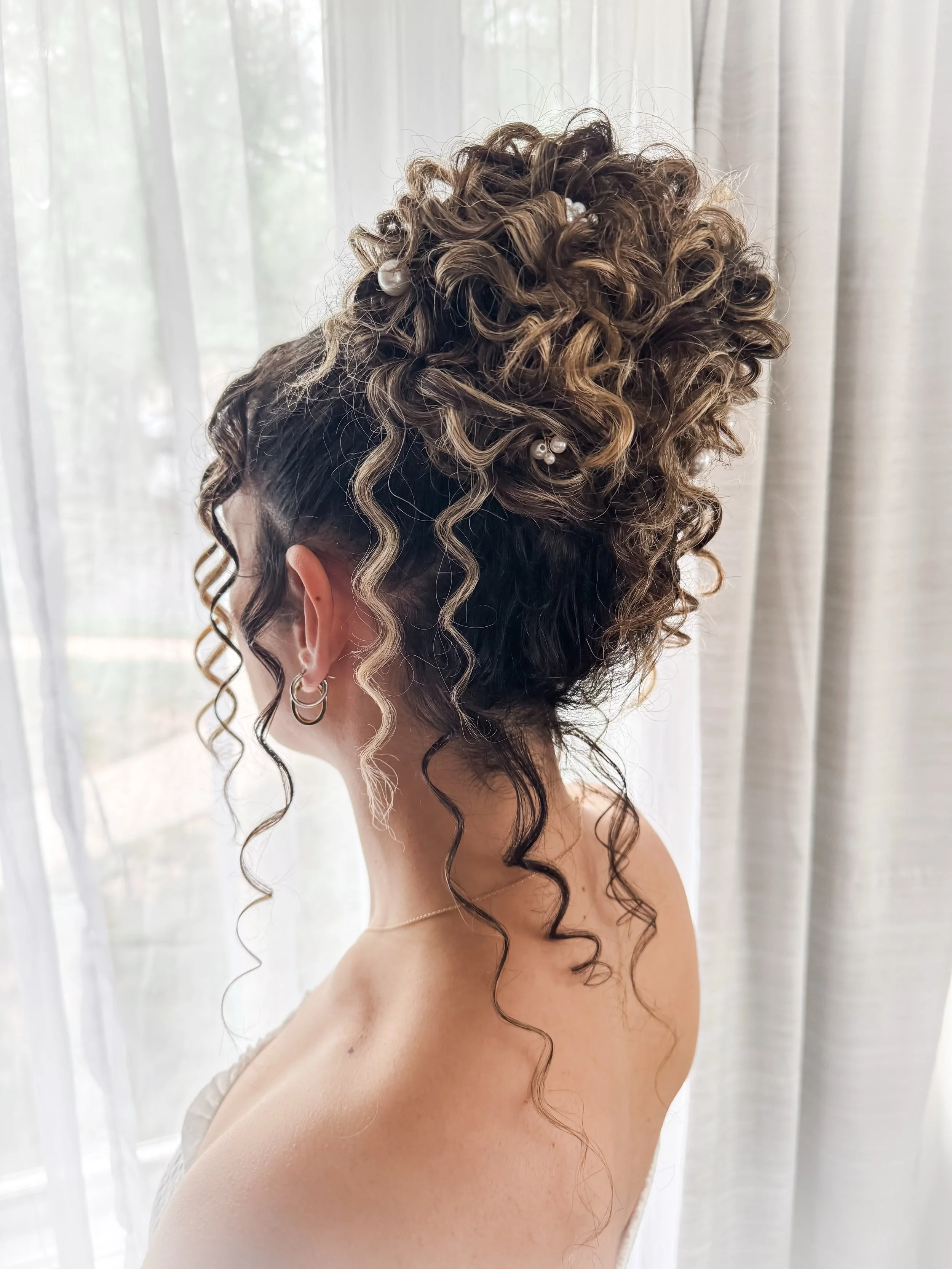Naturally curly princess bun!

The perfect option for a summer wedding ☀️ 

2026 bride
2027 bride 
Curly hair specialist
NJ wedding
New Jersey Bride 
NJ bridal hairstylist