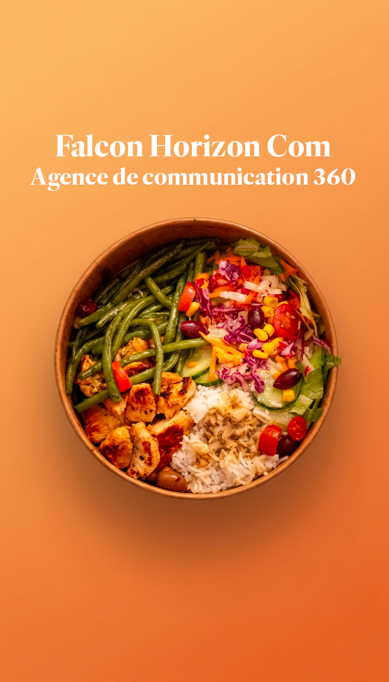 Bol à salade contenant des haricots verts, du poulet grillé, du riz, une salade mélangée avec des tomates cerises, du maïs, des olives et d'autres légumes