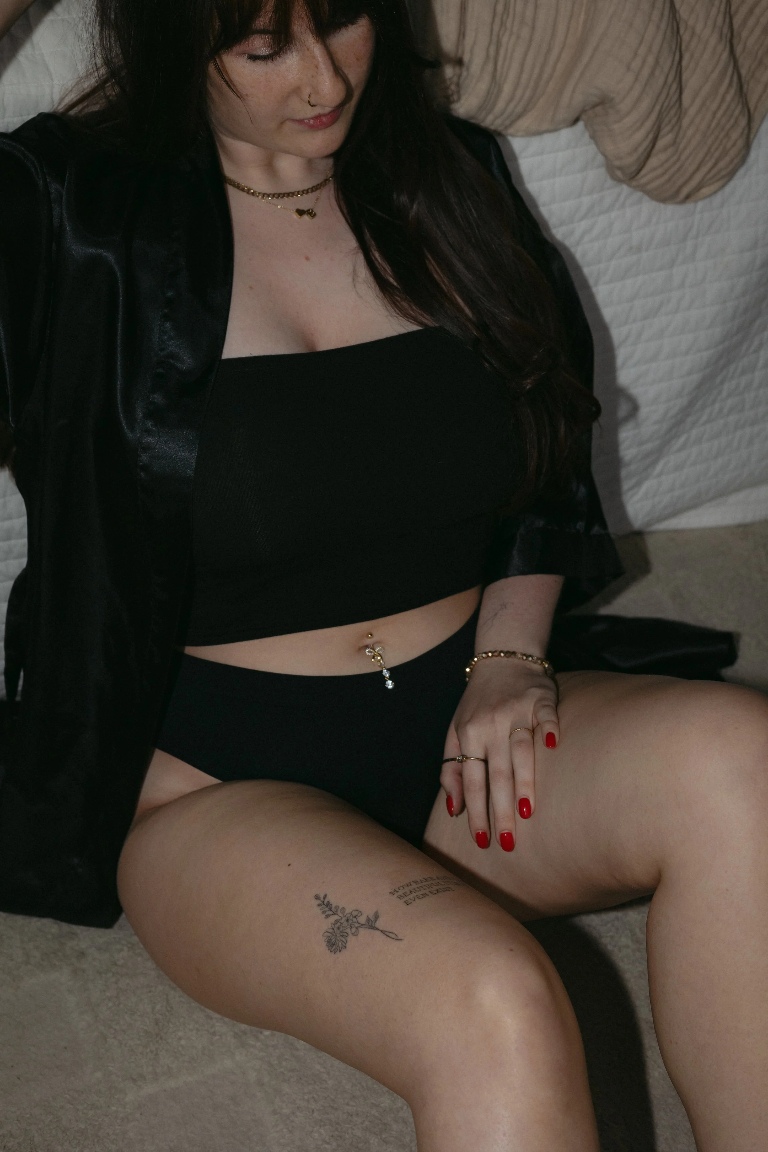dark haired women posing for boudoir photoshoot int he bedroom