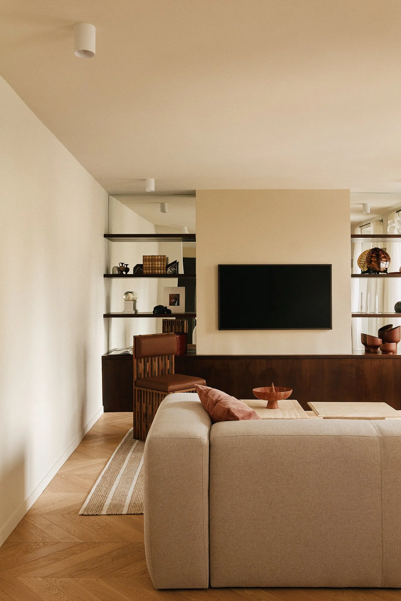 Salon haut de gamme dans appartement parisien rénové par architecte d’intérieur Paris Rive Gauche.
Espace de vie contemporain avec design sur-mesure Paris 7ème arrondissement.