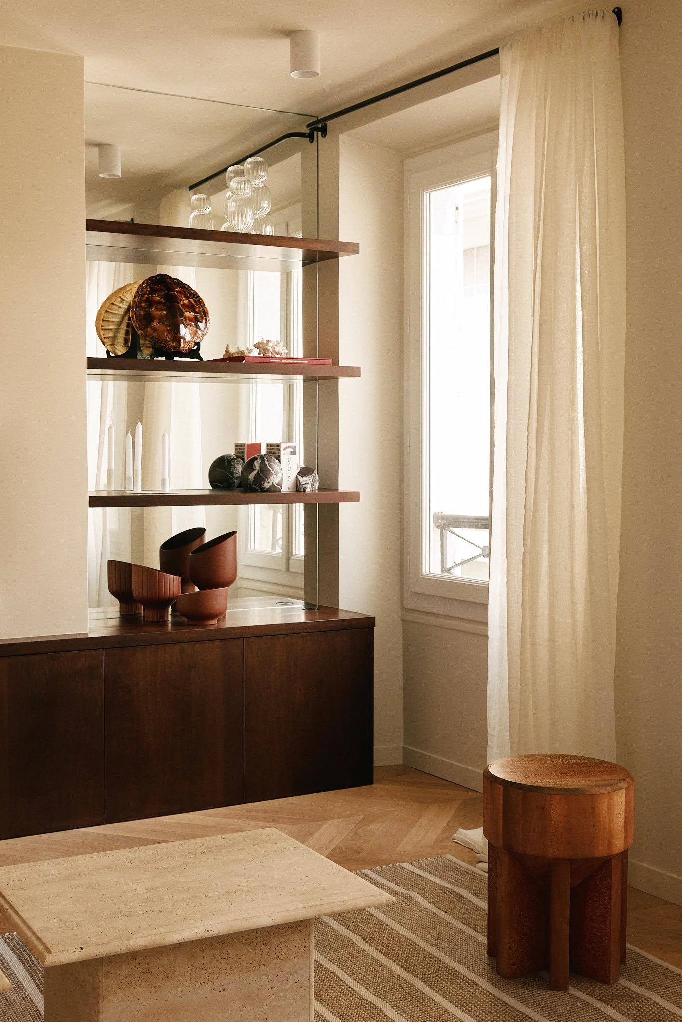 Appartement rénové à Paris 7ème arrondissement avec grande bibliothèque dans le salon et design sur-mesure.
Aménagement intérieur haut de gamme Paris centre, espace ouvert lumineux.