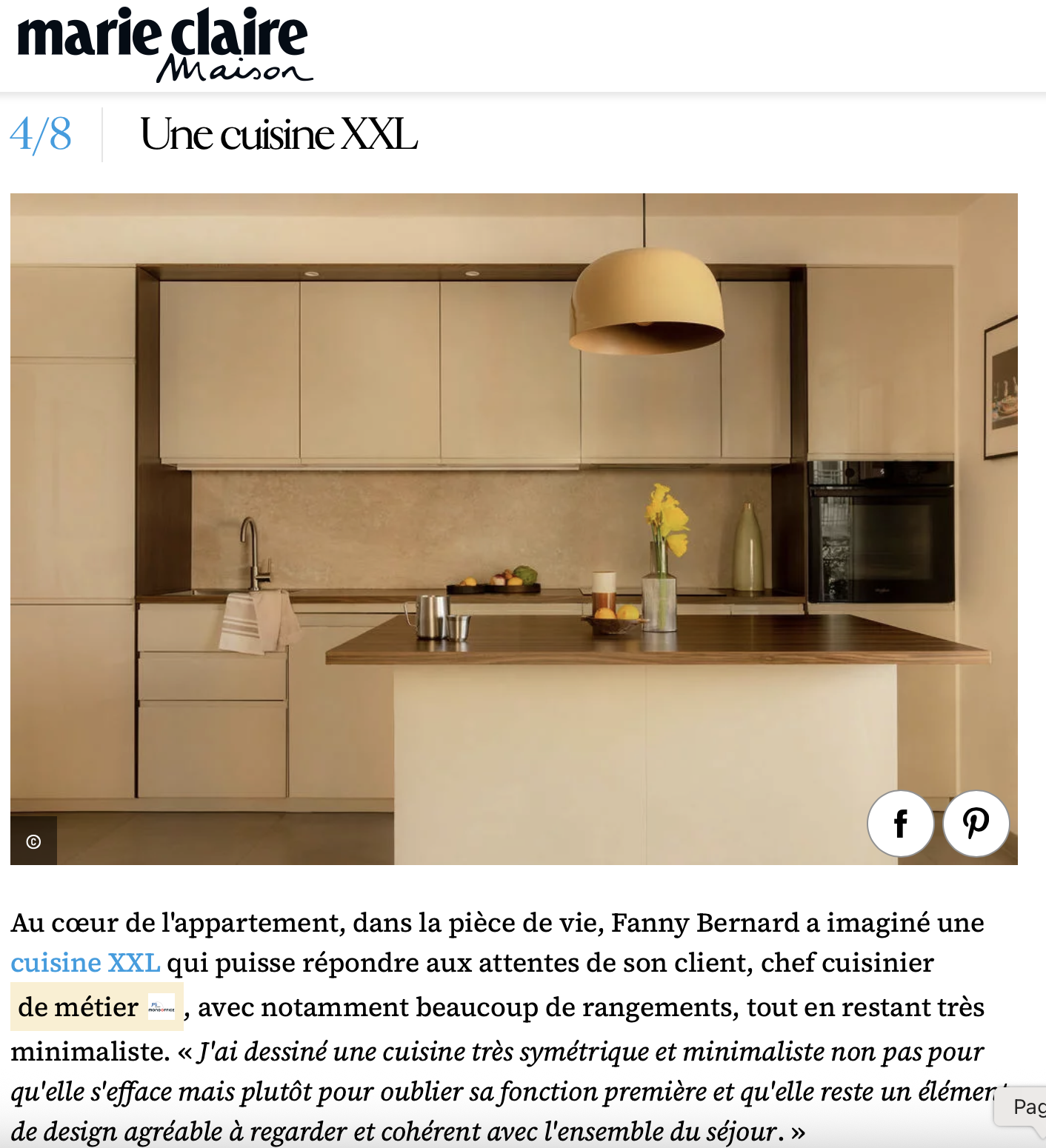 Cuisine moderne avec étagères blanches, plan de travail en bois, plafonnier beige, décor avec fleurs jaunes et assortiment d'objets