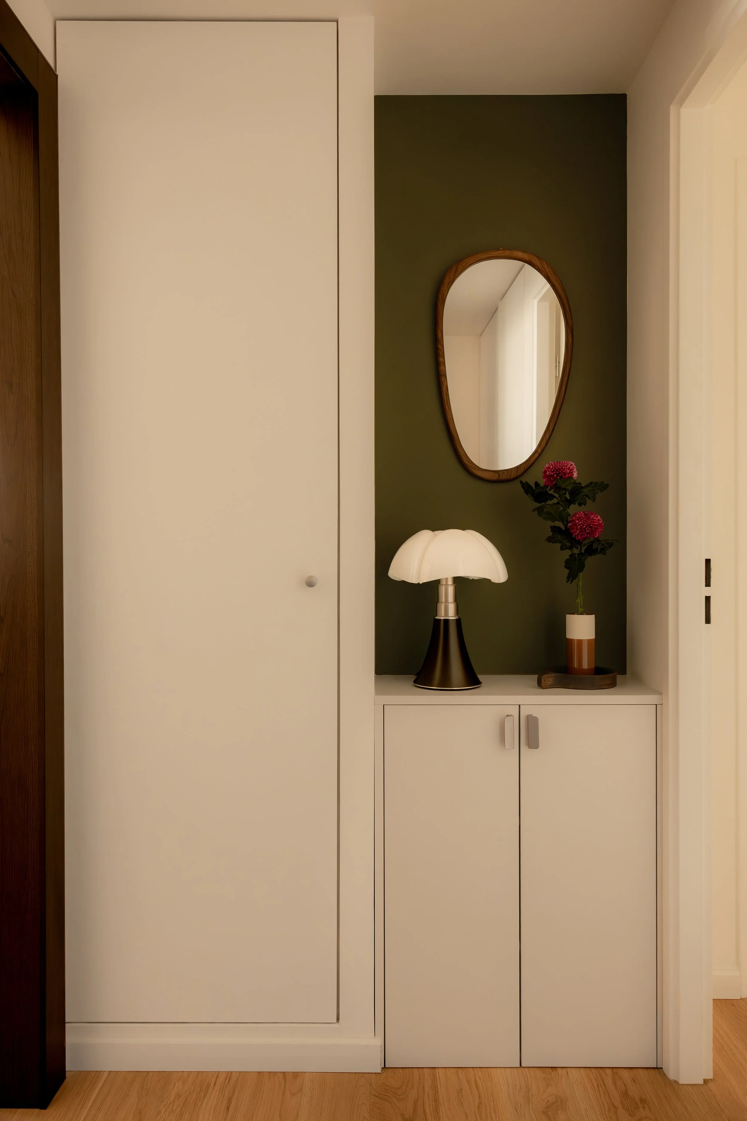 Rénovation Entrée appartement parisien beige et vert kaki, meubles sur-mesure, lampe Pipistrello.