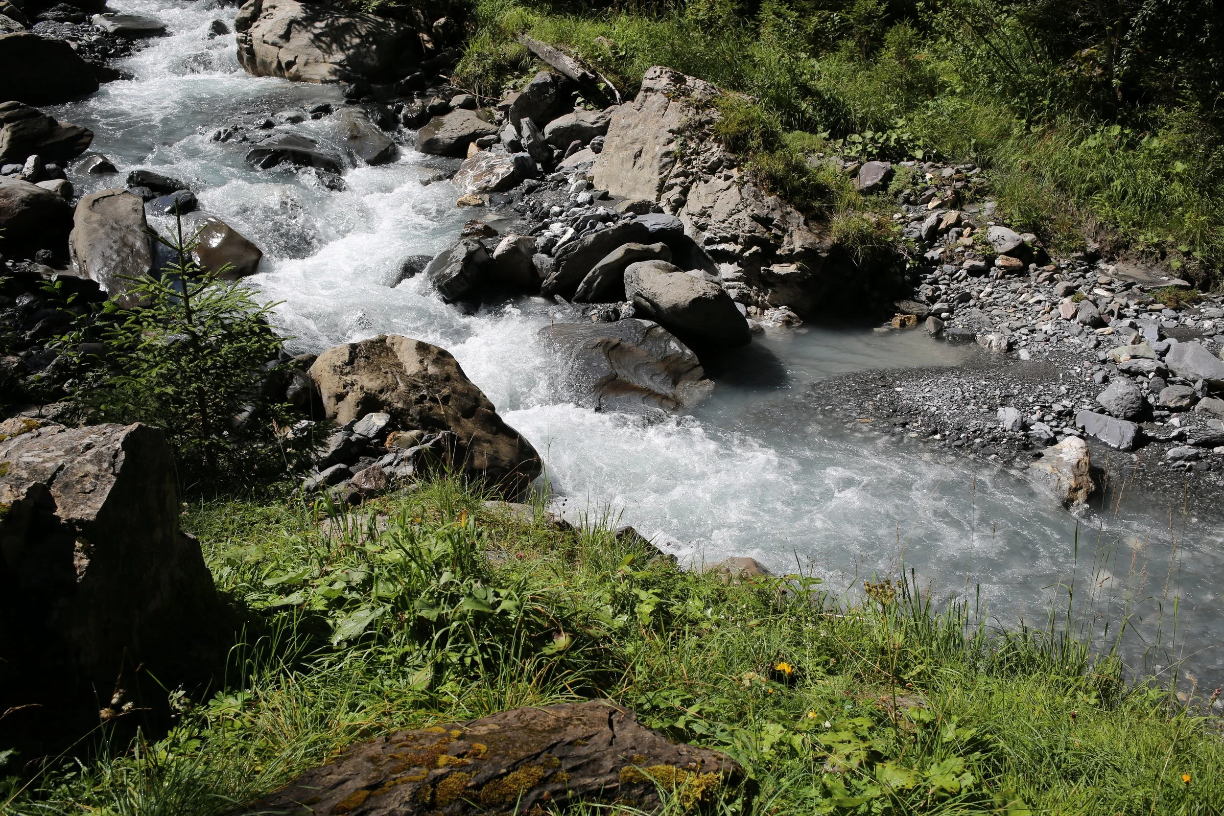 rivière au milieu des montagnes