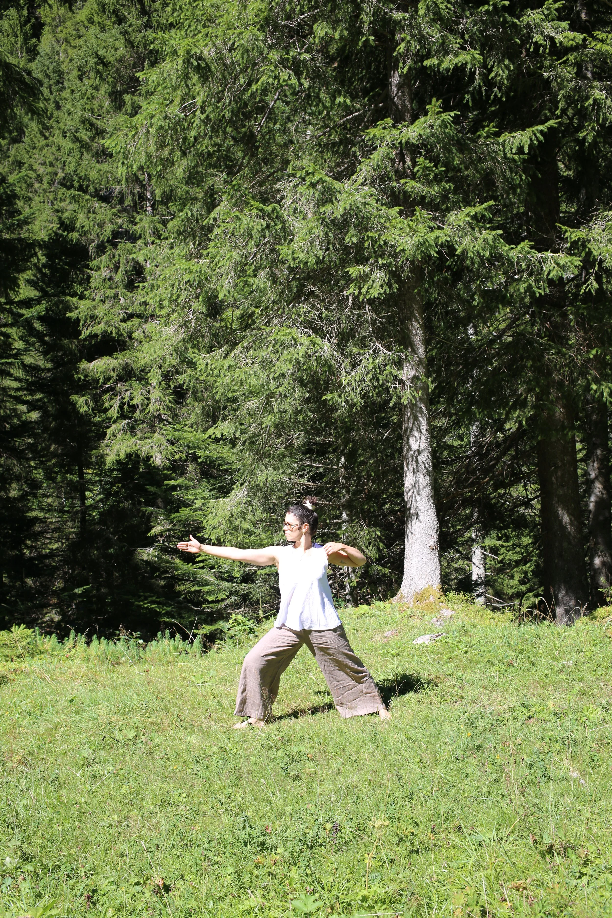 Julie Gavin en session de Kundalina yoga en pleine nature