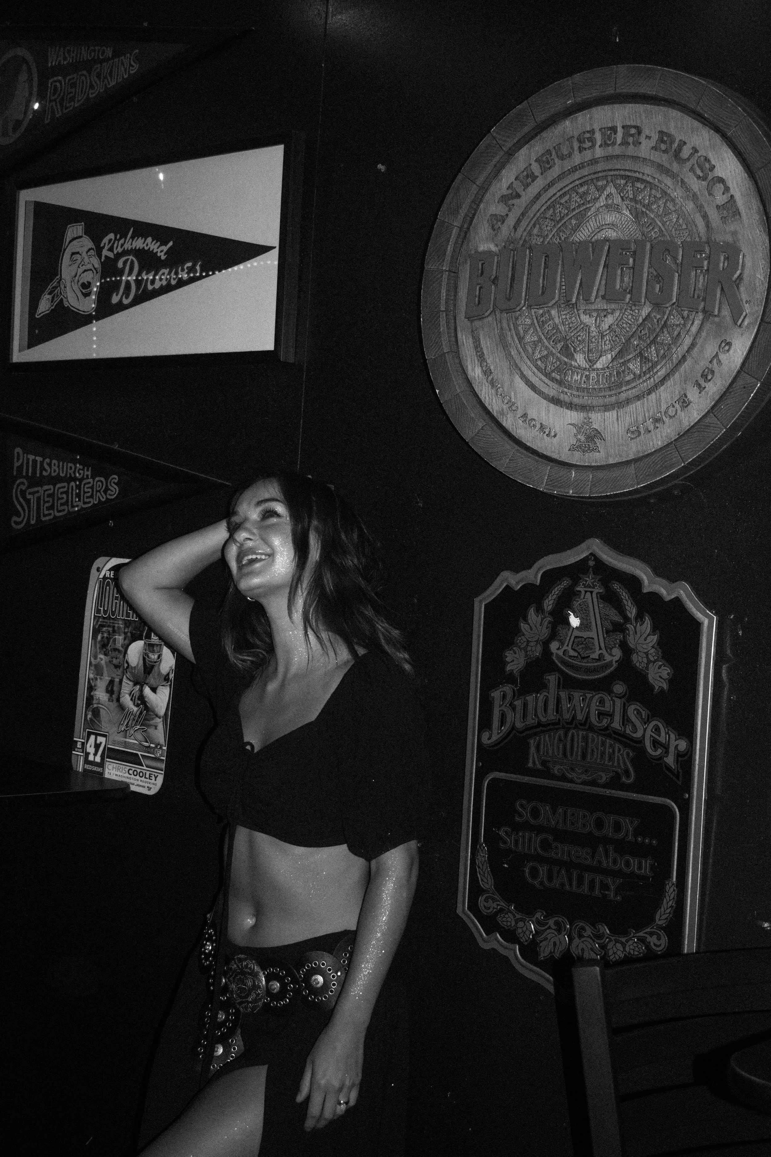 Nina dive bar-40.jpg