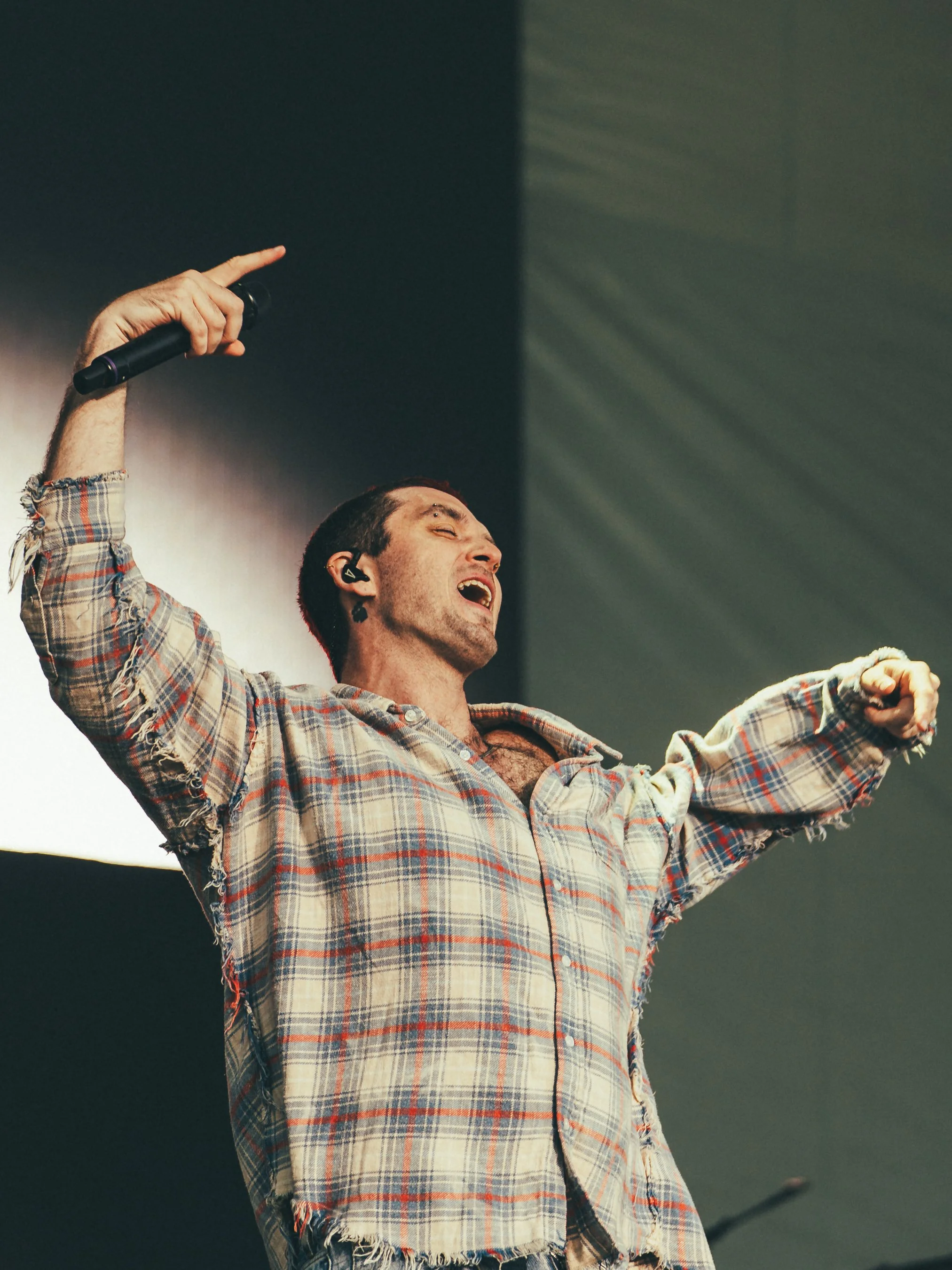Lauv Medium Shot 2.jpg