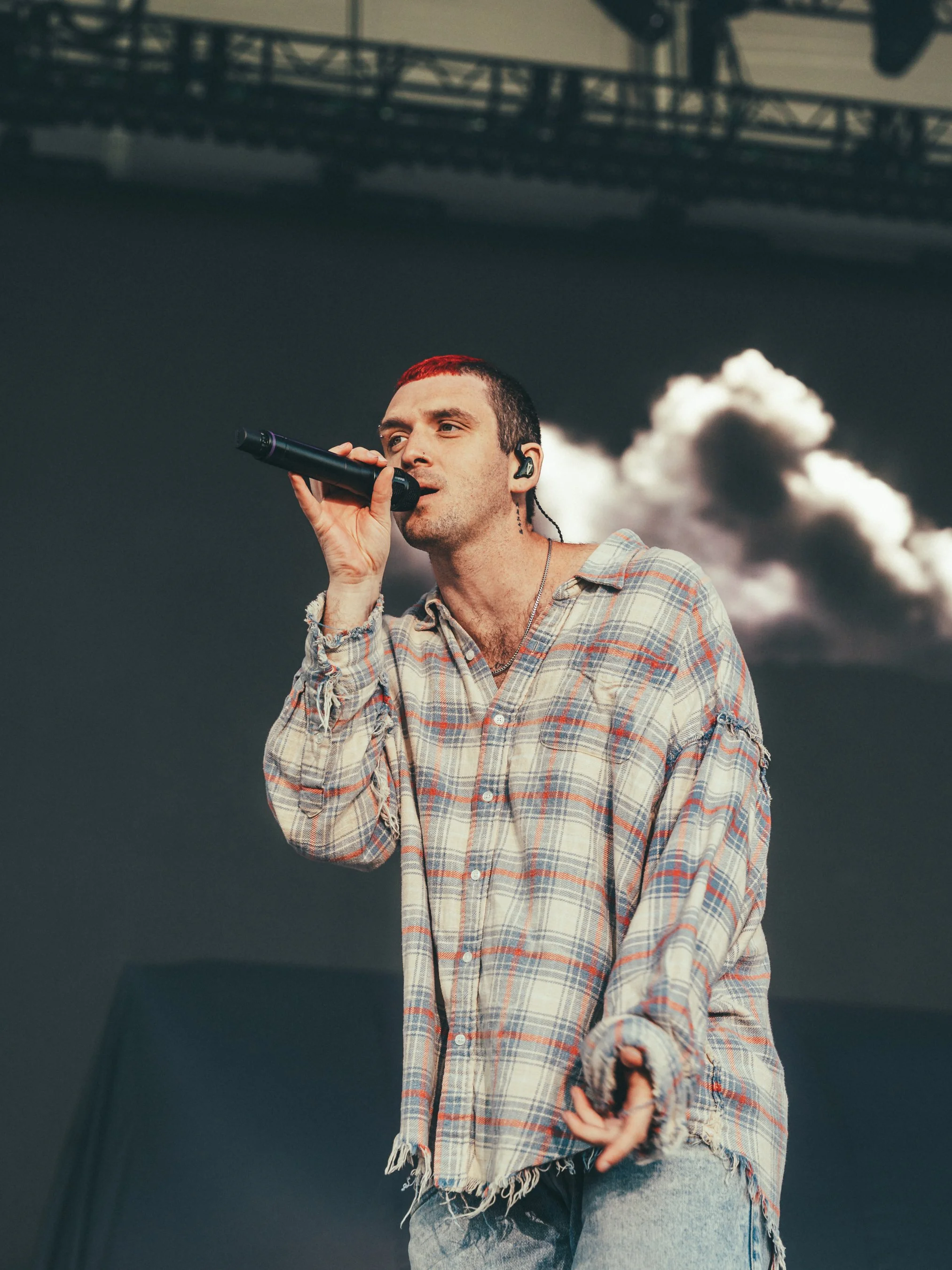 Lauv Medium Shot 3.jpg