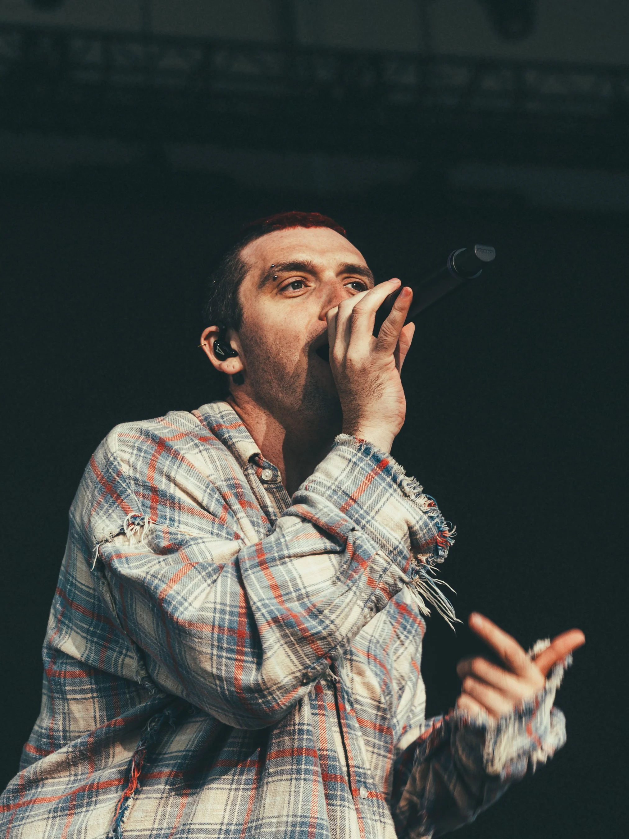 Lauv Medium Shot 8.jpg