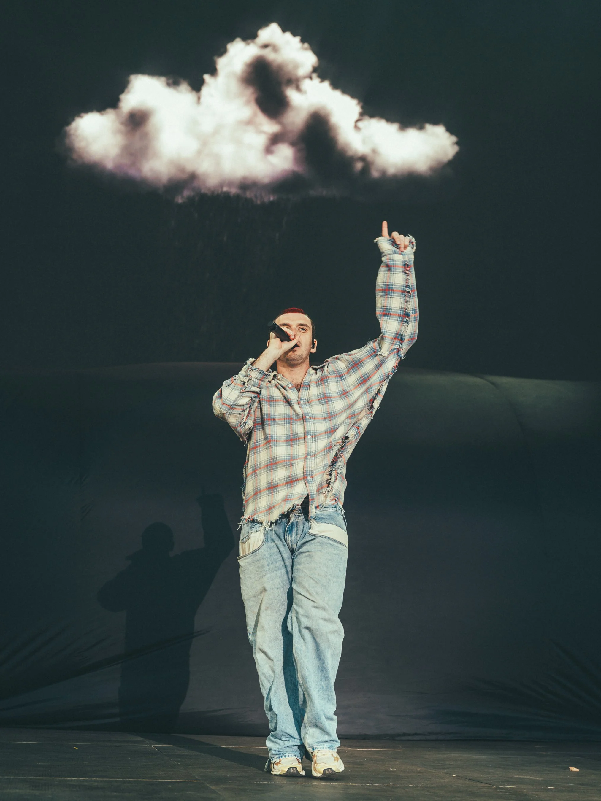 Lauv Wideshot 2.jpg