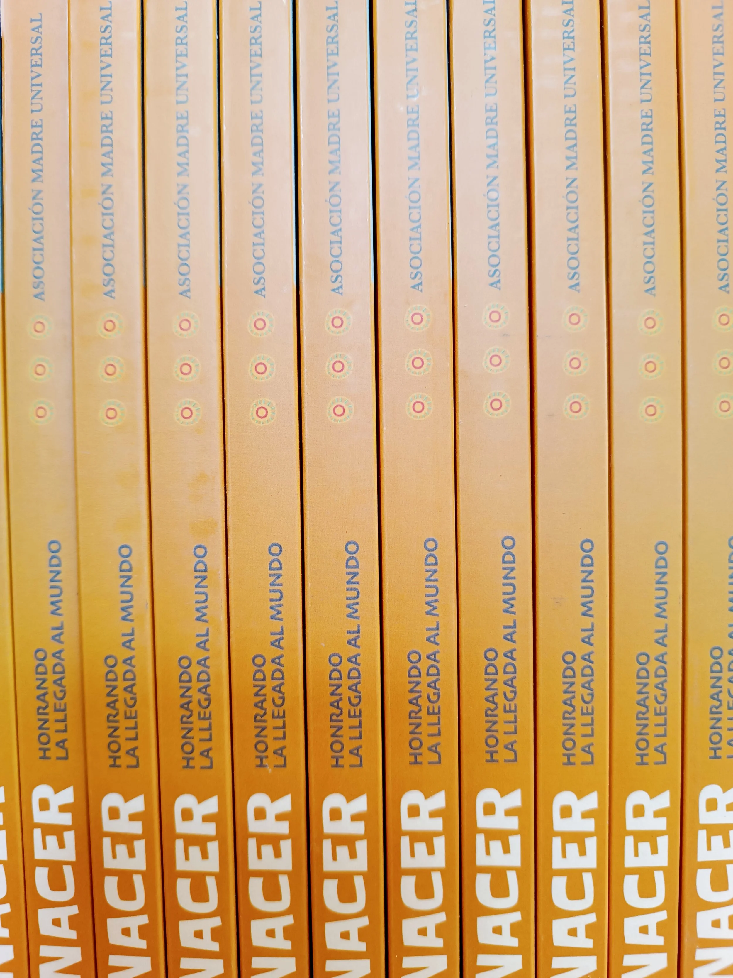 LIBRO “NACER, Honrando la llegada al mundo”