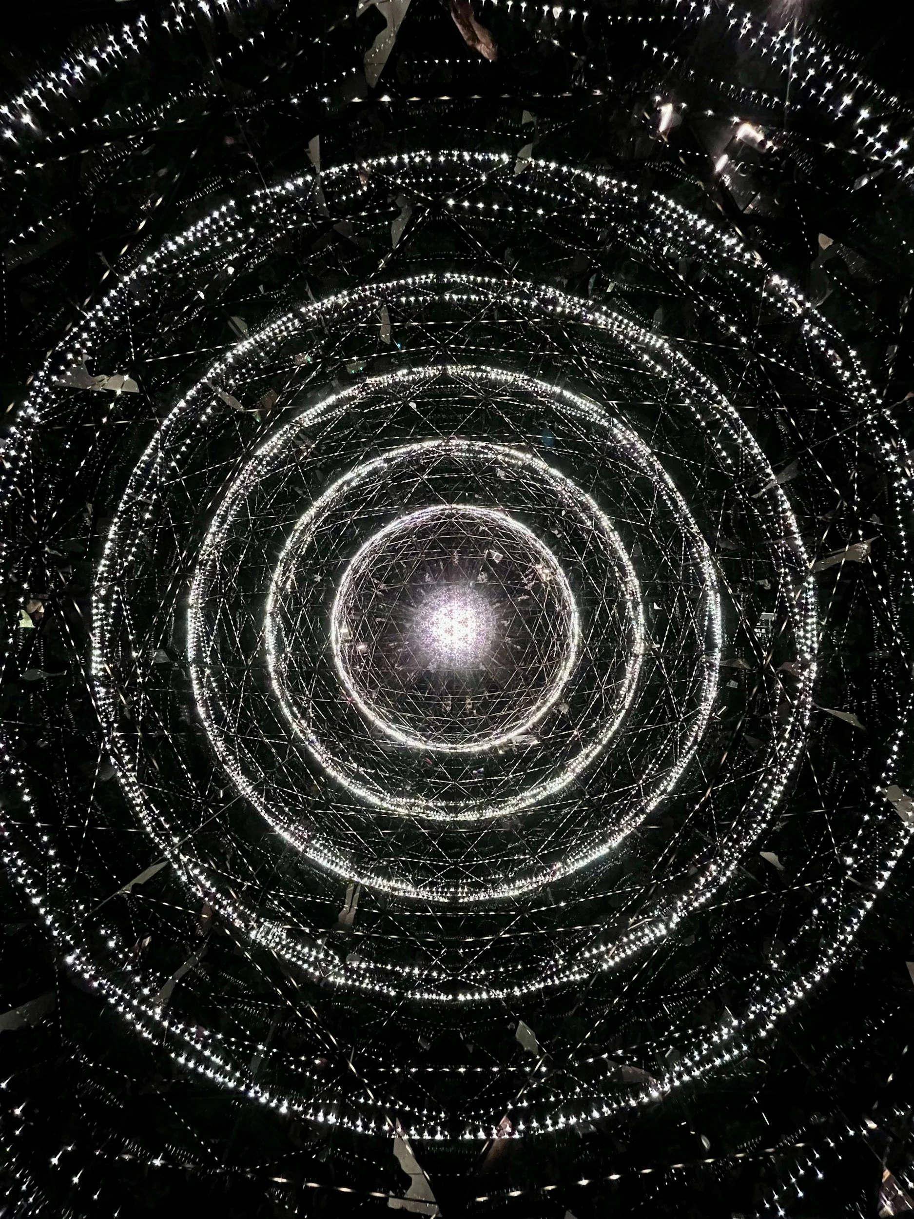 Plafond de lumières LED en cercles et motifs géométriques hypnotiques.