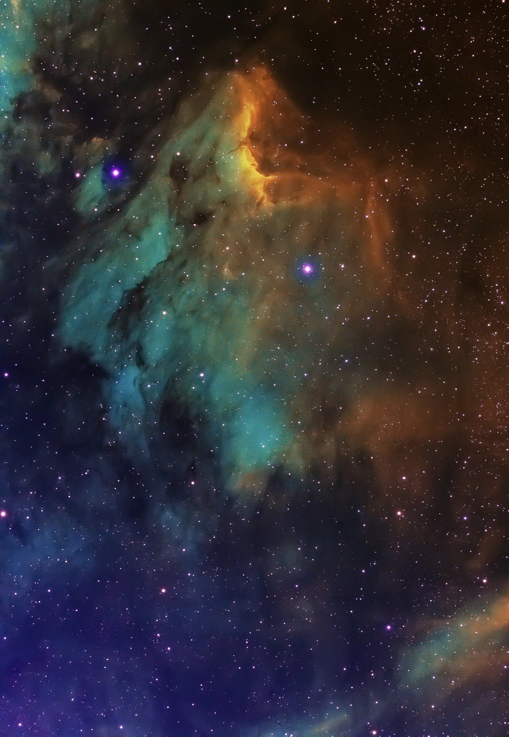 Nébuleuse colorée avec nuages de gaz et étoiles scintillantes.