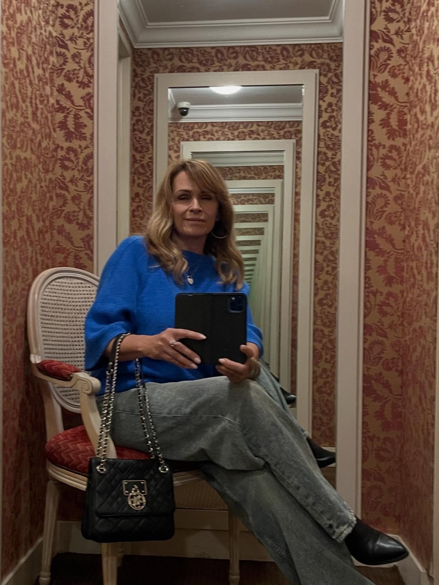 Почему снова не повезло?

Иногда мы думаем: &laquo;Ну почему всё снова по кругу? Почему мне попадаются такие мужчины? Почему не везёт с работой, с деньгами, с друзьями?&raquo;

Но давайте честно: это не судьба и не злой рок. Это зеркало того, что мы 