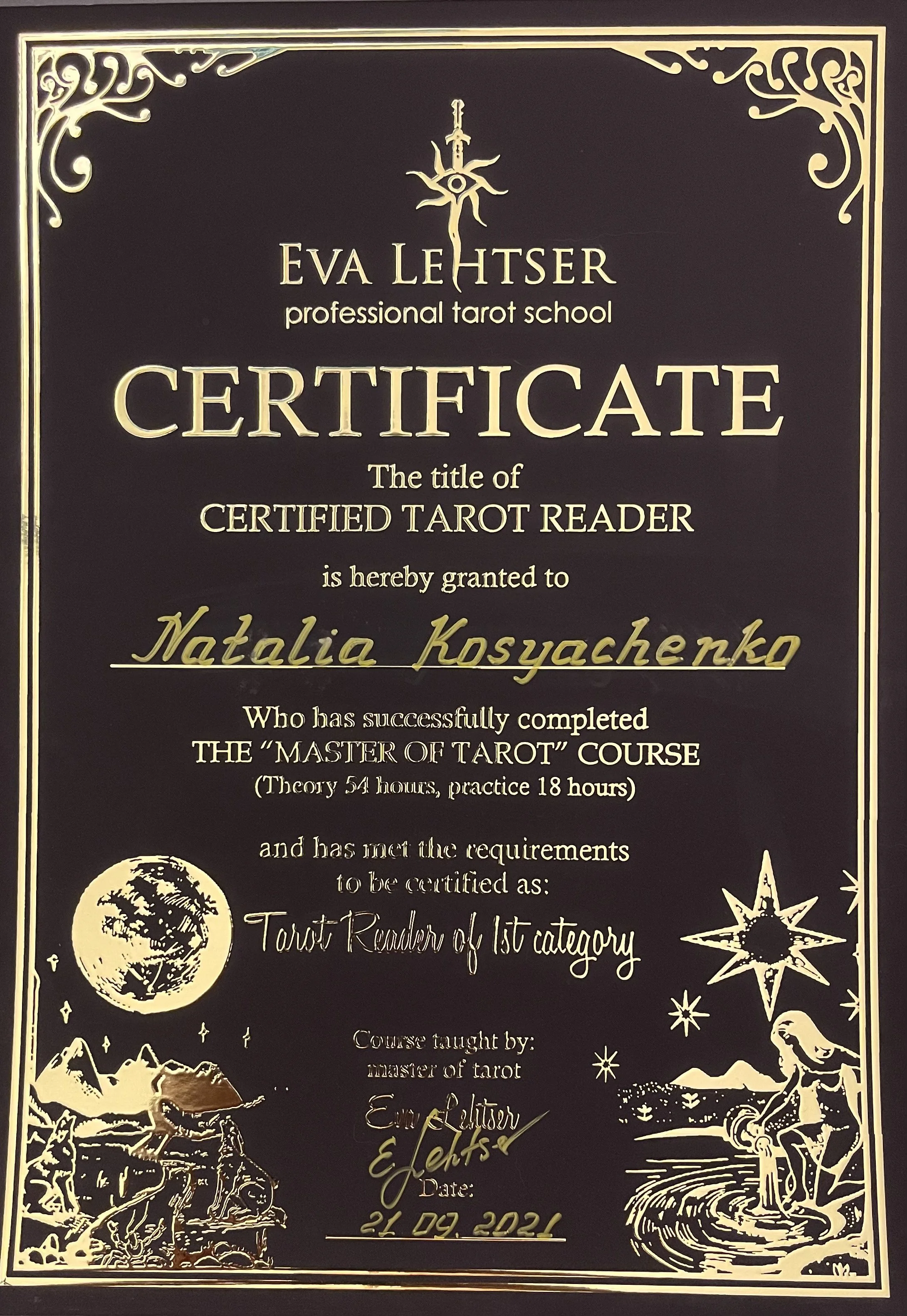 Certificat de lecture de tarot certifié, avec des dessins d'une lune, d'une étoile, d'une montagne, d'un loup et d'une sorcière près de l'eau
