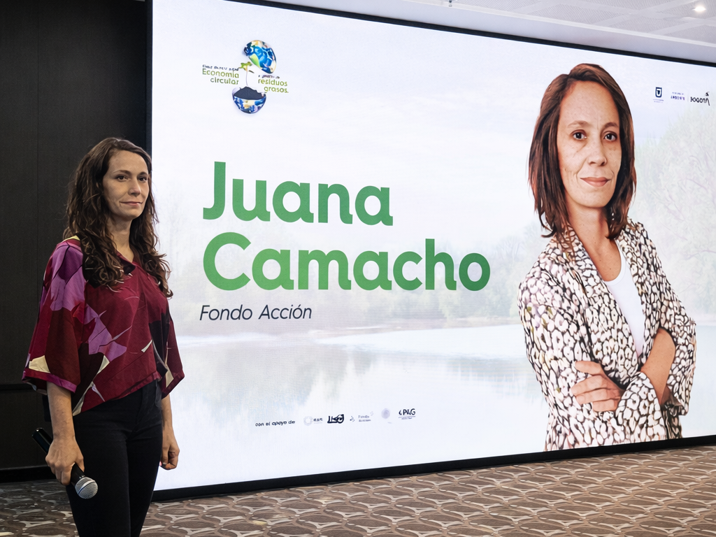 Juana Camacho Otero, experta en economía circular y sostenibilidad, presentando análisis estratégico en un evento sobre políticas públicas y financiamiento sostenible.