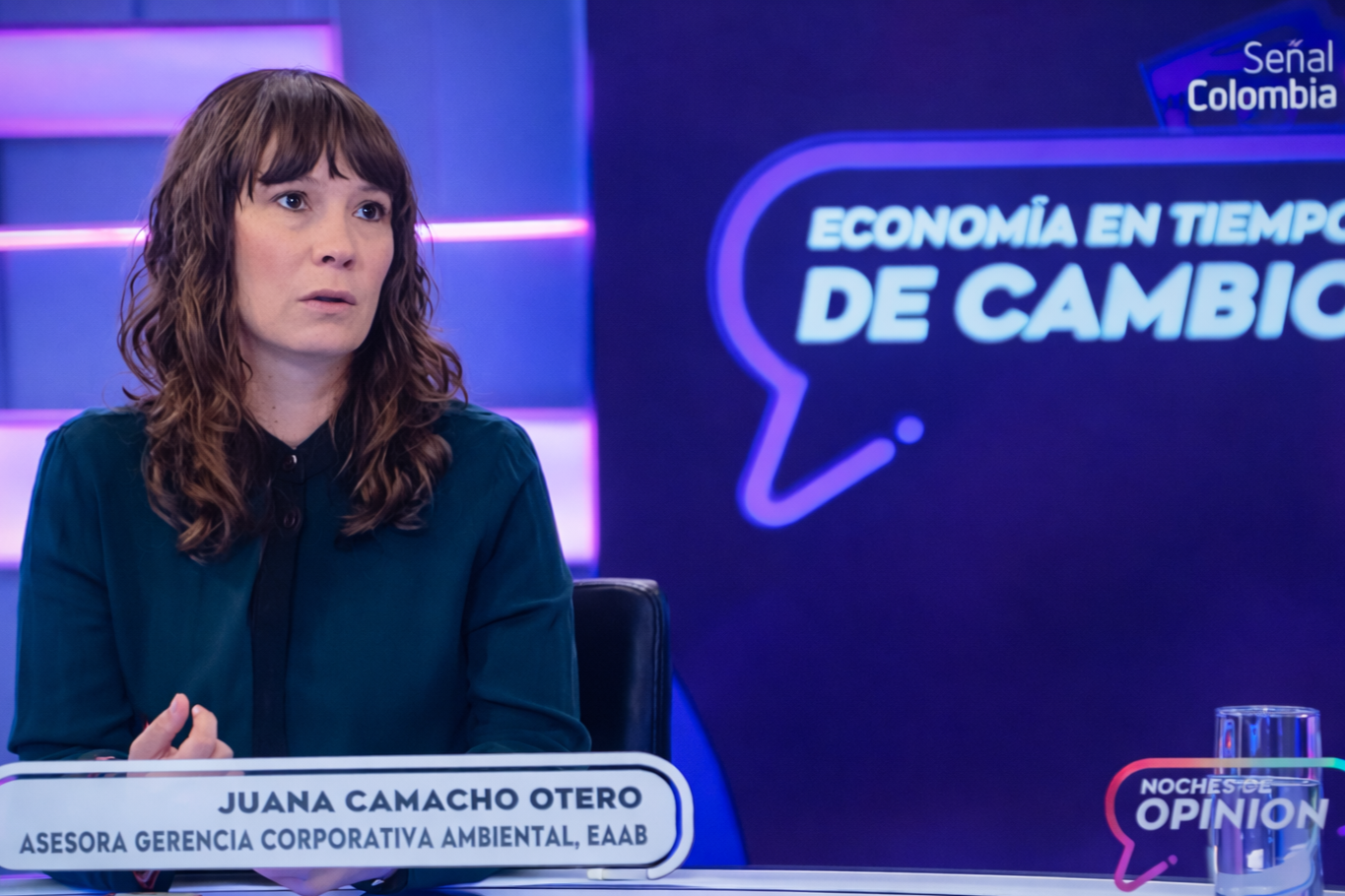 Juana Camacho Otero, asesora estratégica en sostenibilidad y economía circular, participando como experta en análisis de política ambiental y finanzas verdes en un programa de televisión.