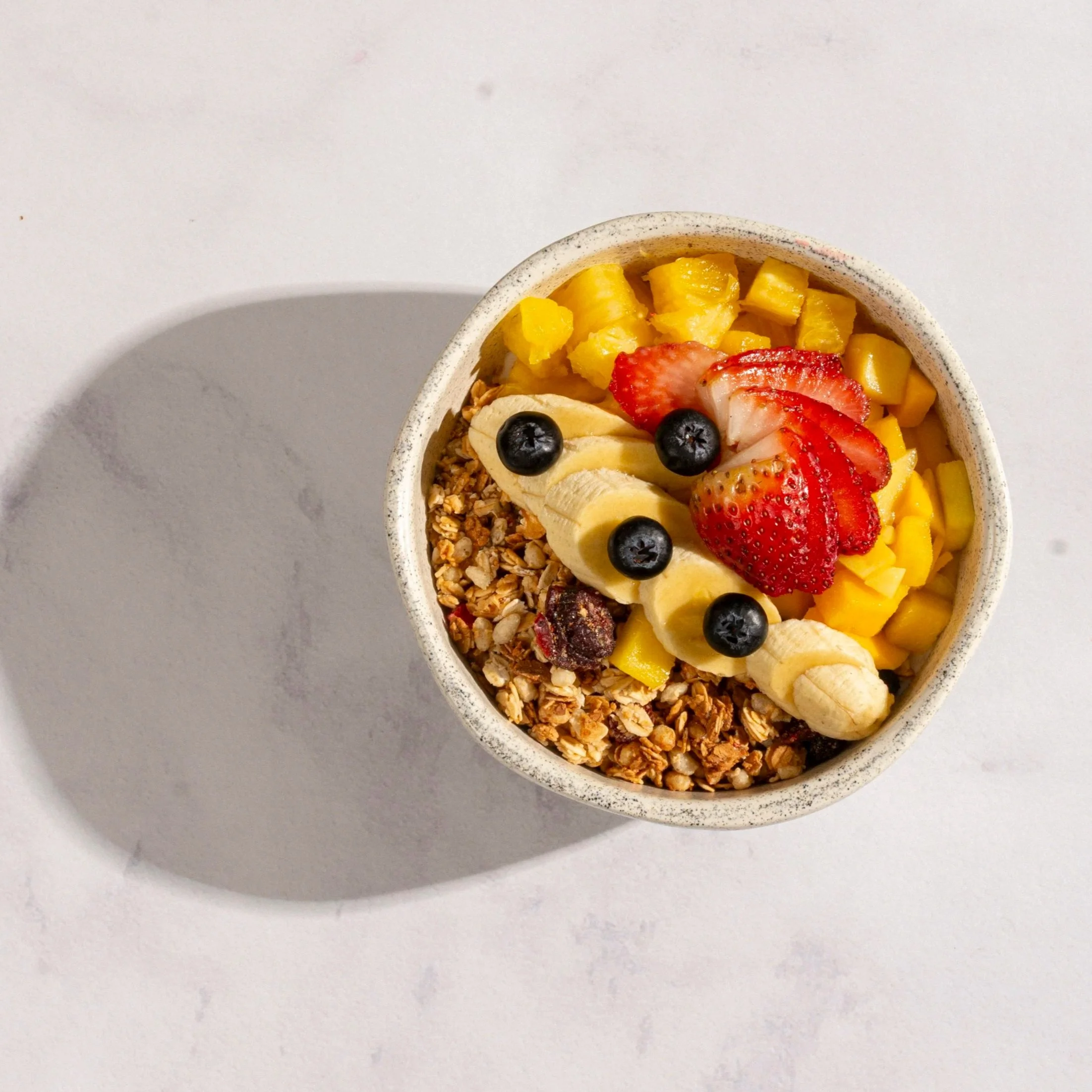 Bowl granola yogur griego frutas saludable