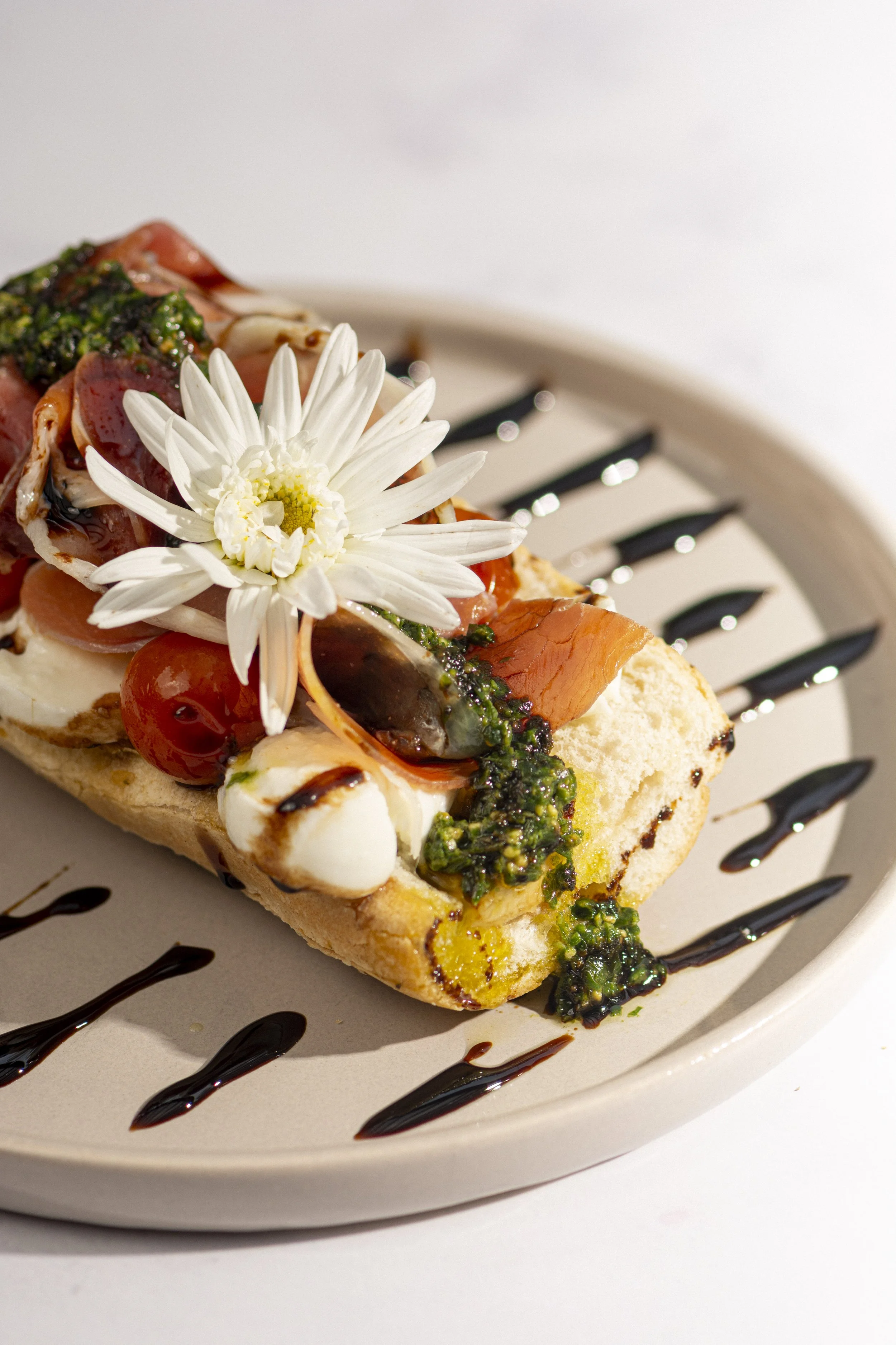 Tostada capressa baguete buffala pesto