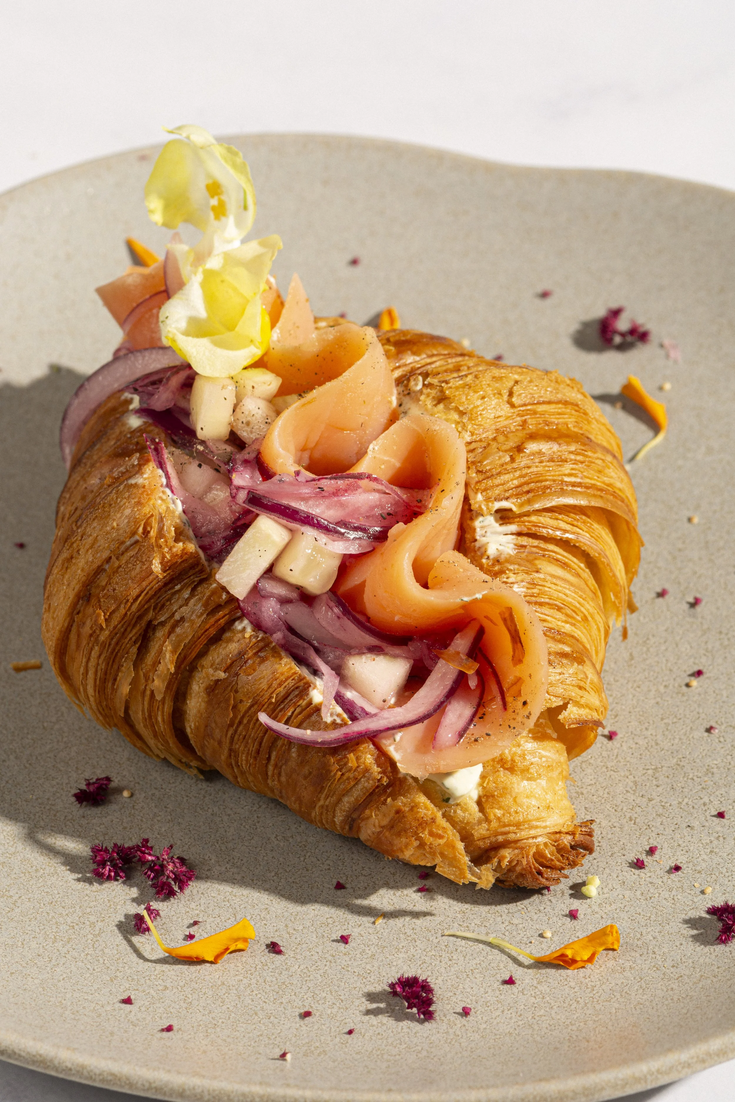Croissant salmon ahumado croissant mantequilla fresco