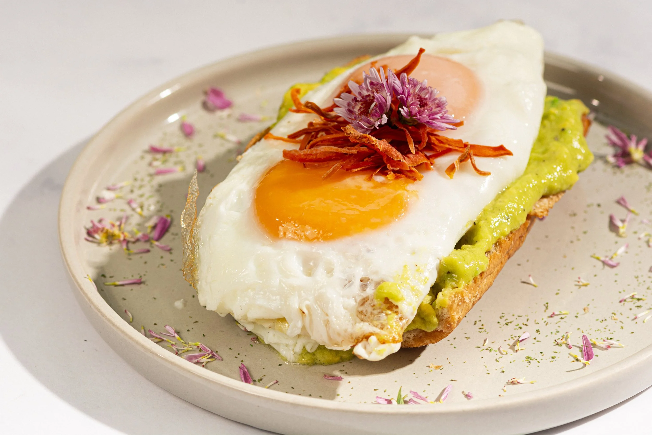 Tostada aguacate guacamole fresco huevo montadito