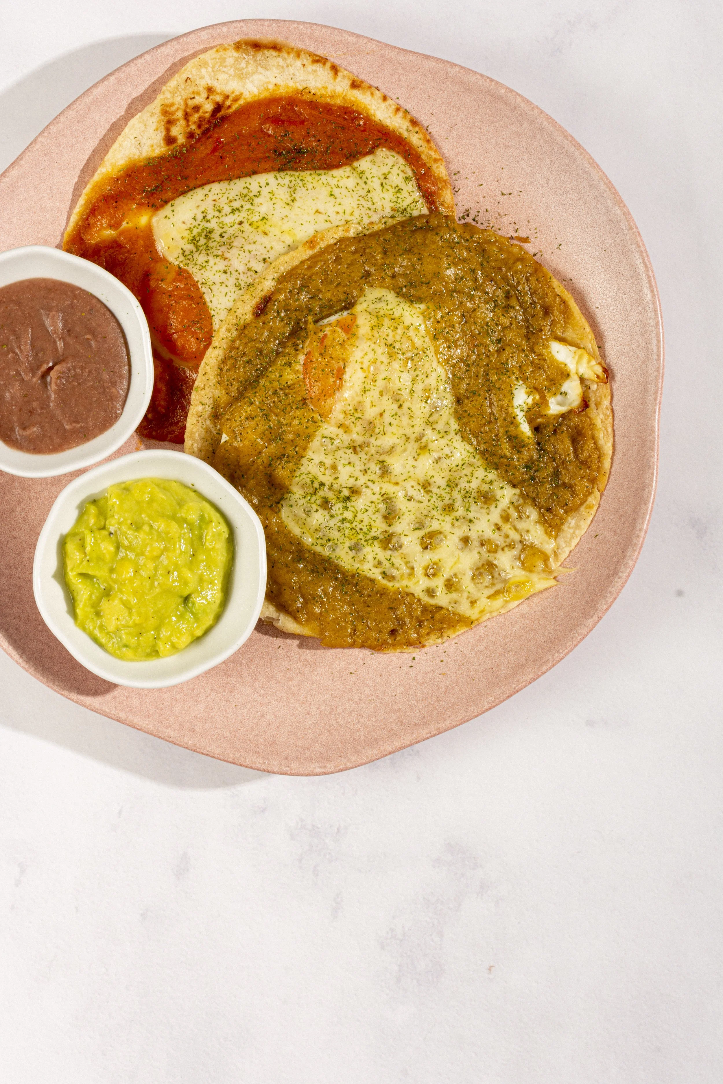 Huevos divorciados desayuno picante mexicano