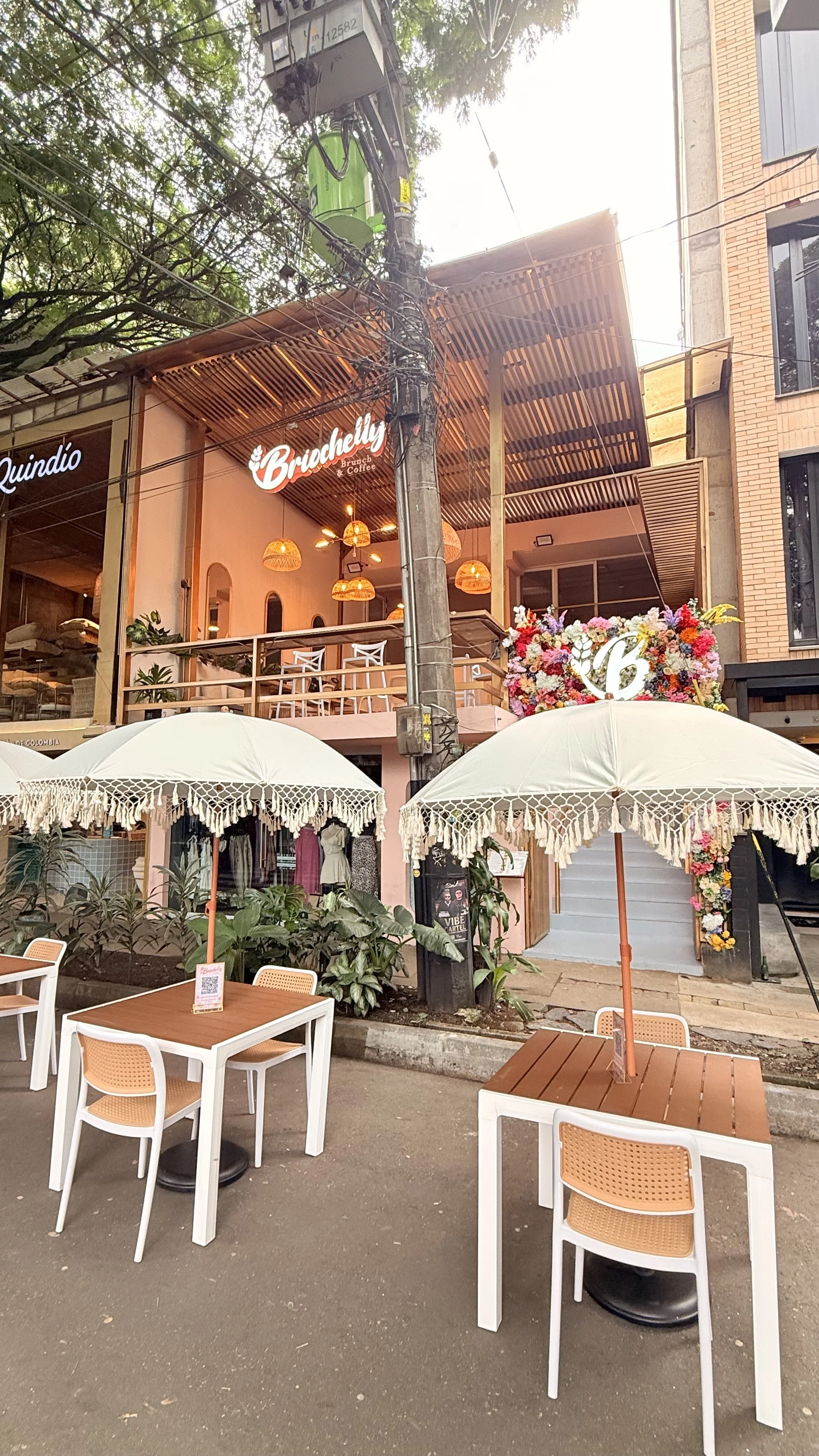 Cafe ubicado en la mejor zona de medellin, llena de turistas, un abiente agradable luminoso moderno y acojedor, comida deliciosa y buena musica