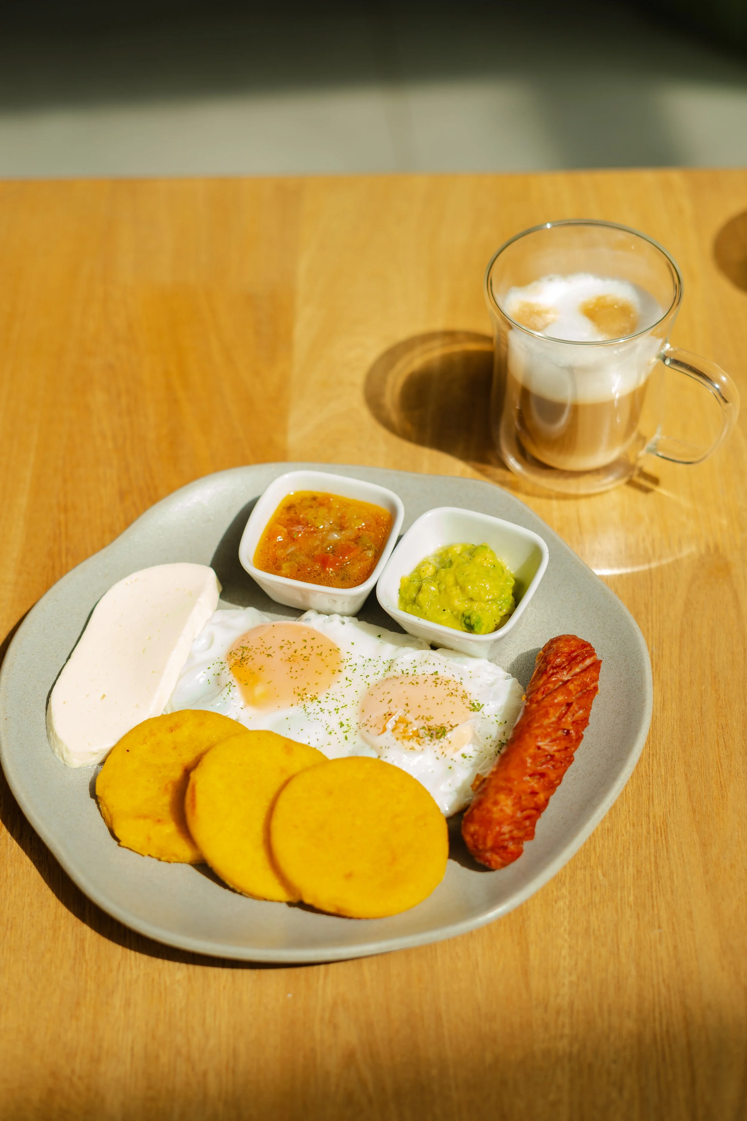 chorizo huevo quesito arepas desayuno brunch