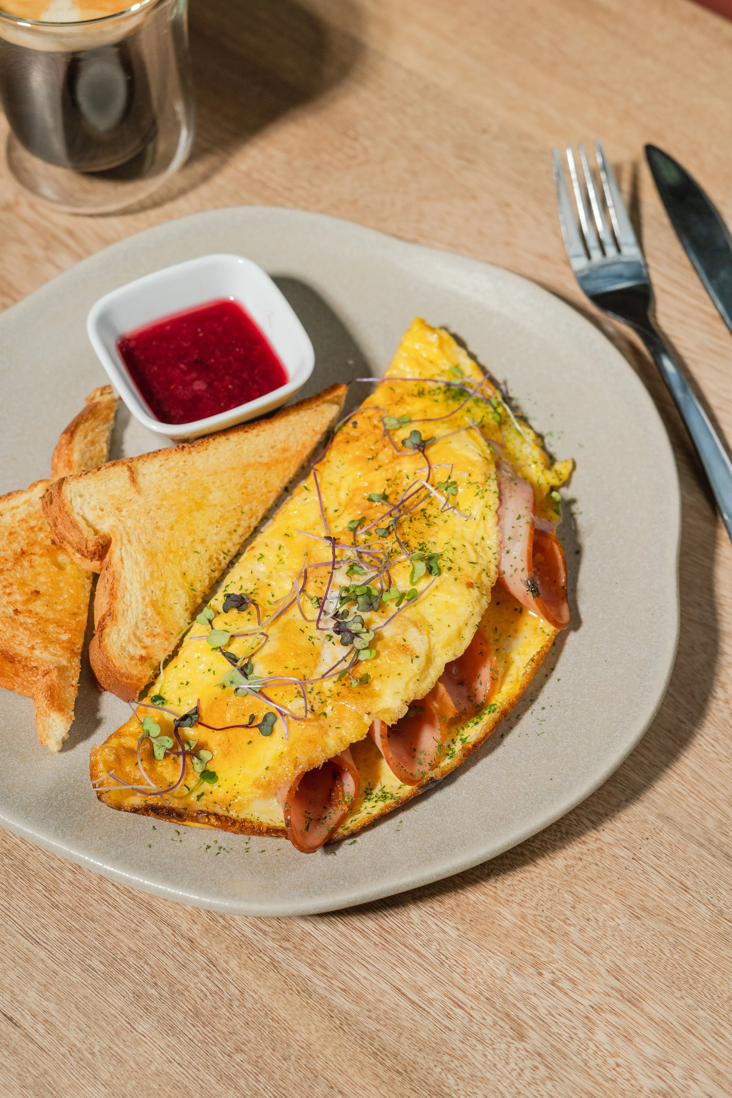 Desayuno huevos tostadas omelette huevos fritos revueltos