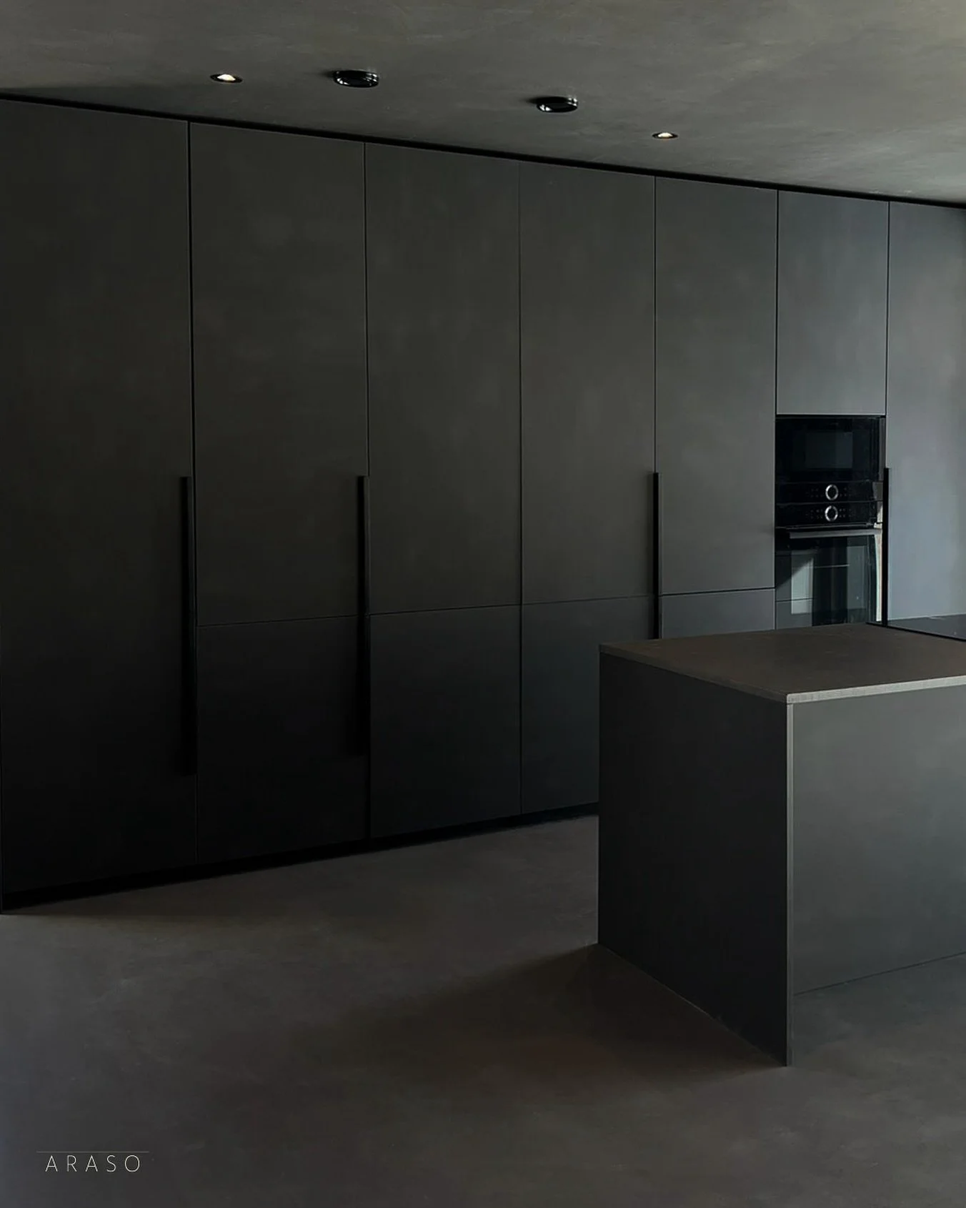 Tummapaahtoinen ja kutsuva ympäristö, joka houkuttelee aistit heräämään rauhallisesti uuteen aamuun.
#batcave #NOA #arasodesign #araso #interiordesign #interiorinspo #interior #architecture #arkkitehtuuri #sisustusinspi