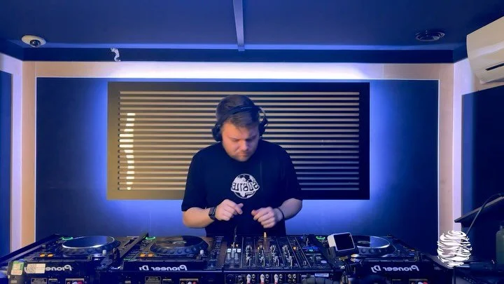 🔊 My @infernal_sounds promo mix for IFSLTD005 is officially live! Watch the full vid back on YouTube or stream the audio on SoundCloud via the English Weather EP link in my bio. Big up everyone who sent tracks, I really appreciate you all 🙏🏻. This